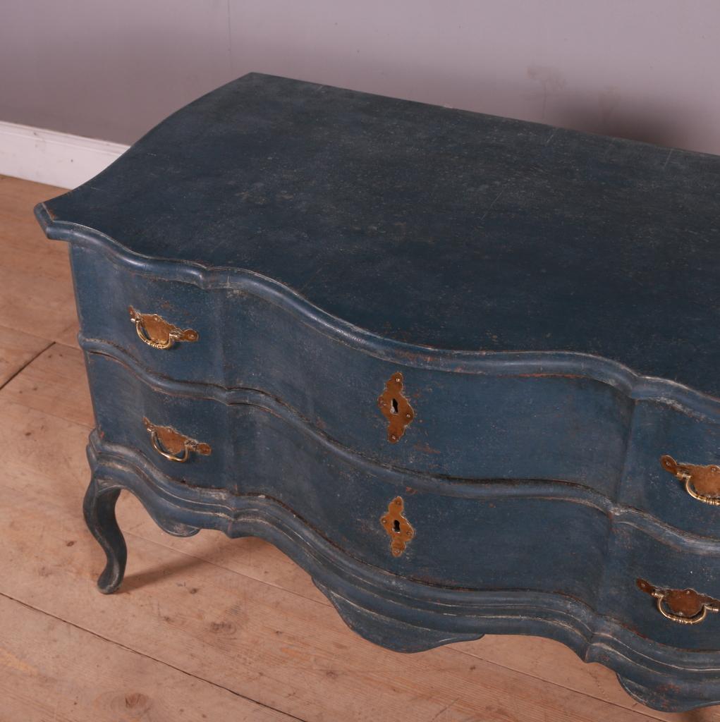 18th C Austrian Serpentine Commode In Good Condition In Leamington Spa, Warwickshire