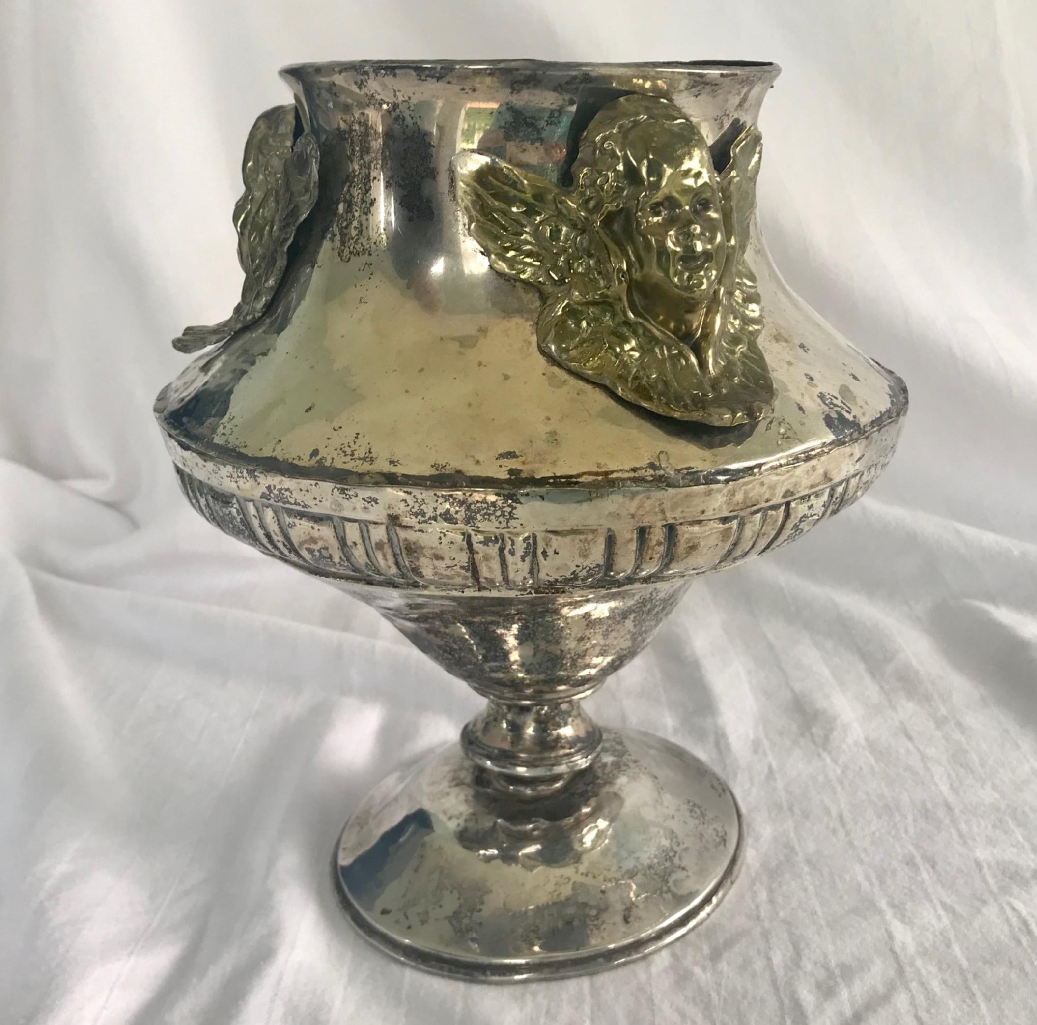 Antique baroque church liturgical vessel, open Ciborium, sanctuary lamp, Aspersoria.

Late 18th century Italian Baroque open Ciborium, Sanctuary lamp or Aspersoria is made in silver plated brass and is decorated with three ormolu winged angel