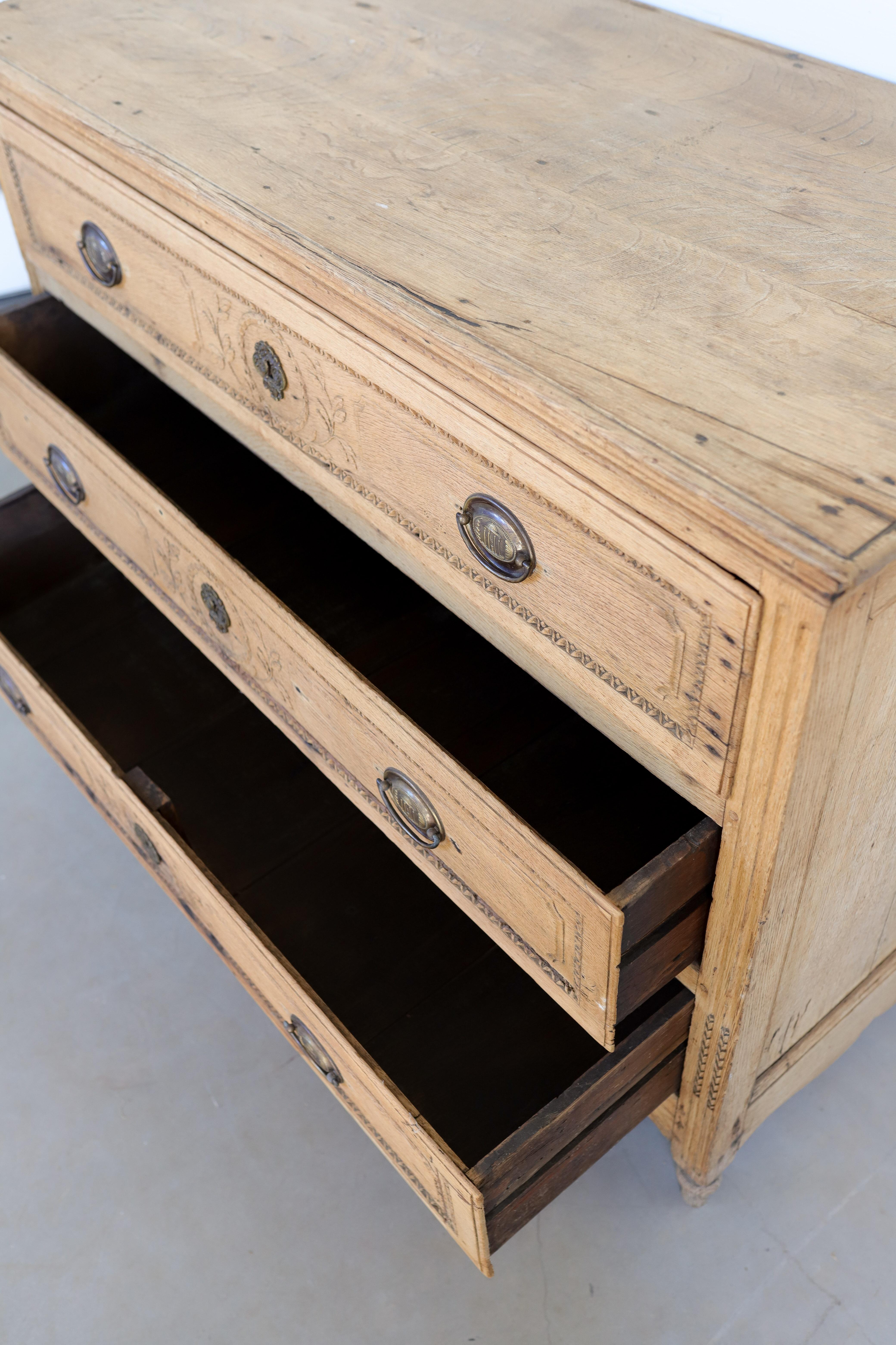 Blanchi A.I.C. Commode blanchie de Belgique du 18e siècle en vente