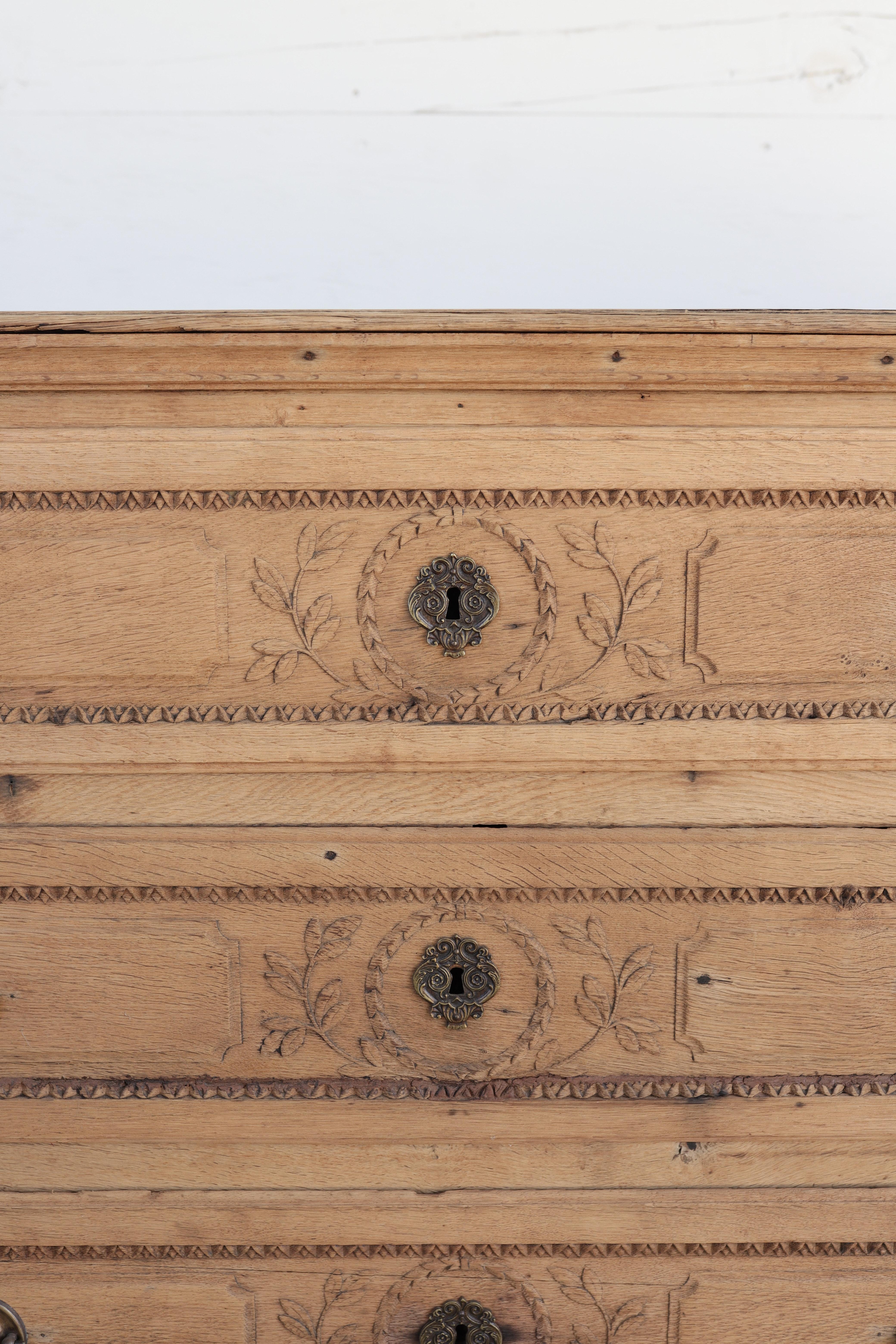 A.I.C. Commode blanchie de Belgique du 18e siècle Bon état - En vente à Atlanta, GA