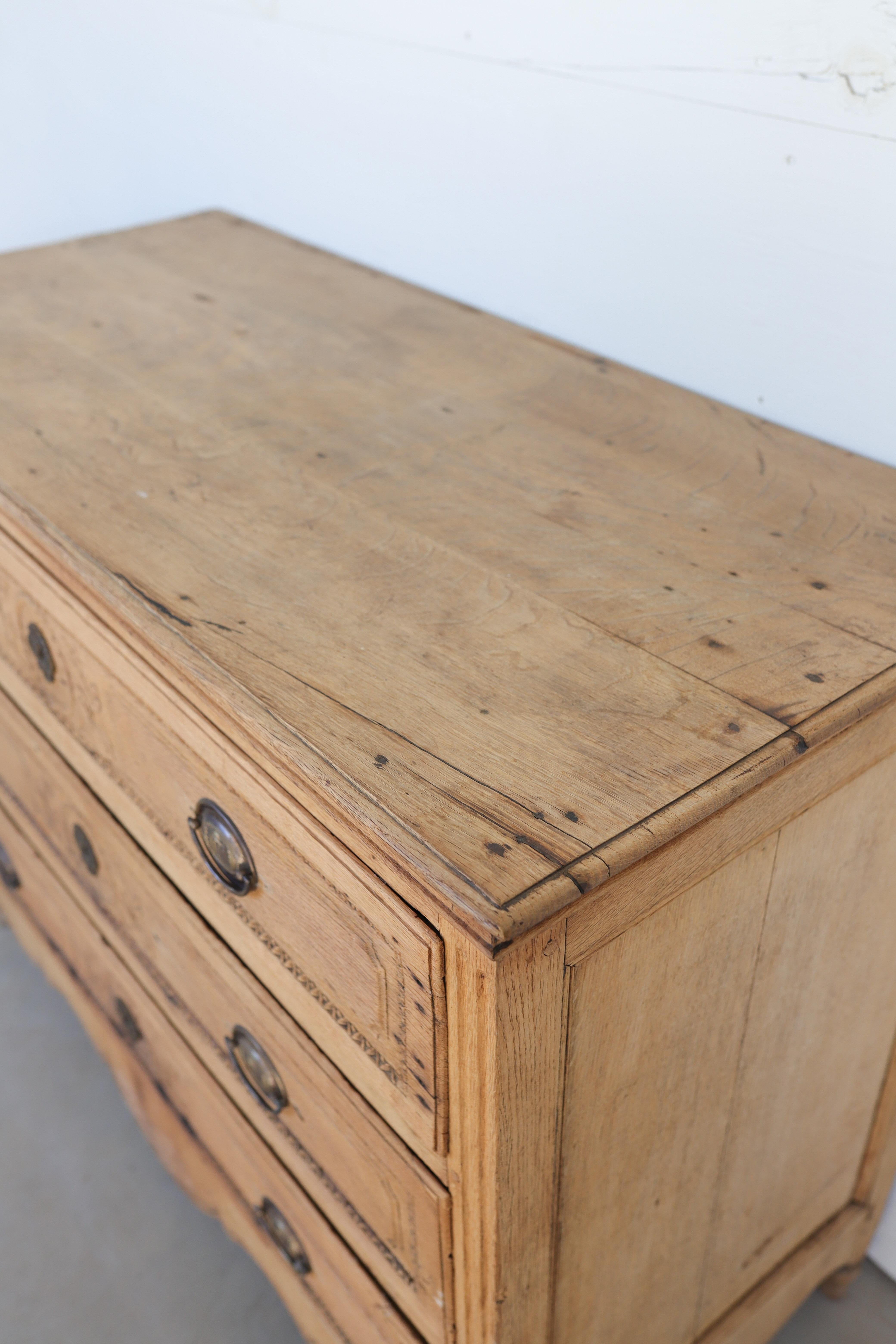 XVIIIe siècle et antérieur A.I.C. Commode blanchie de Belgique du 18e siècle en vente