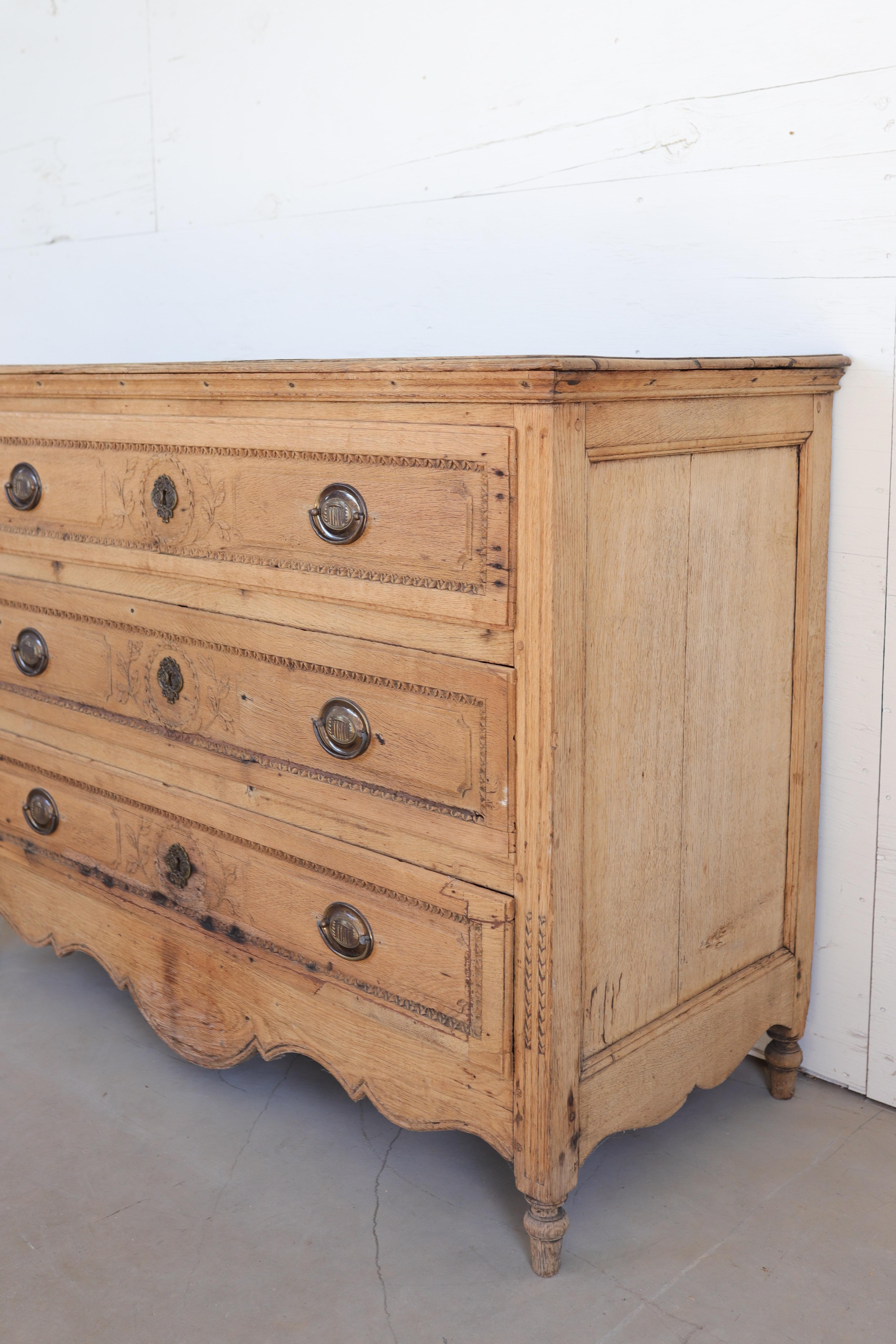 Chêne A.I.C. Commode blanchie de Belgique du 18e siècle en vente