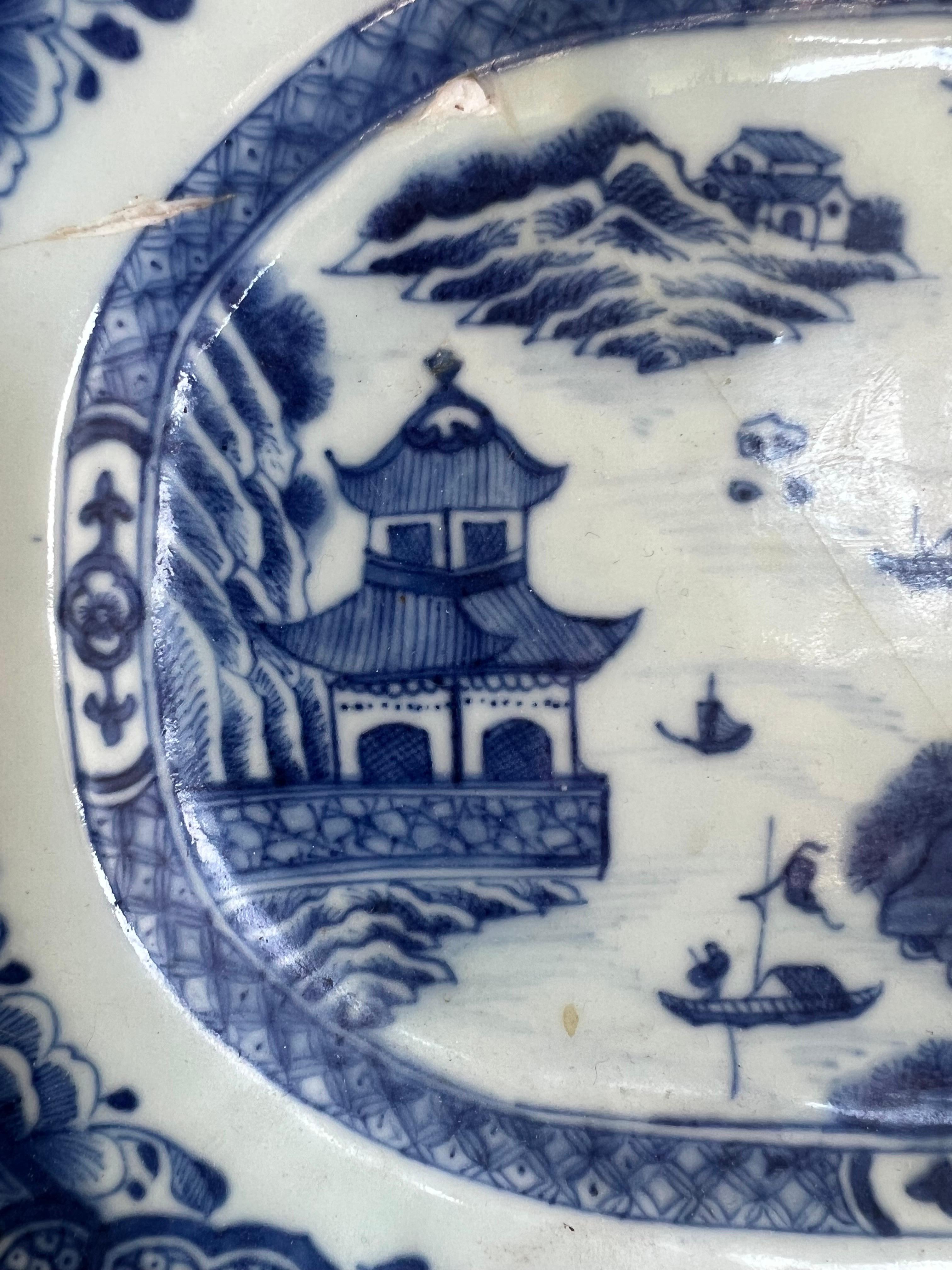 Exportation chinoise A.I.C. Plateau octogonal chinois d'exportation bleu et blanc du 18e siècle en vente