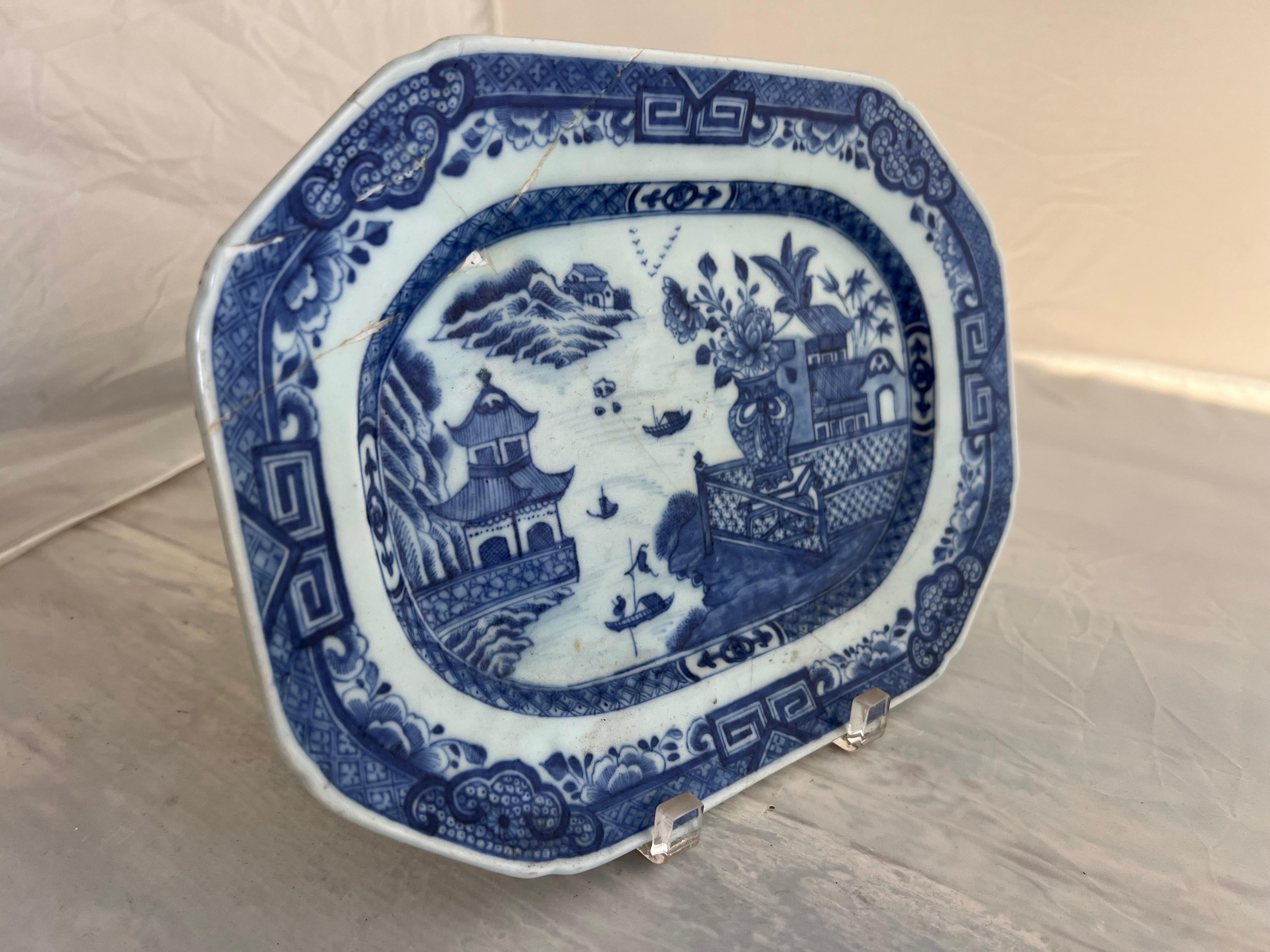 Chinois A.I.C. Plateau octogonal chinois d'exportation bleu et blanc du 18e siècle en vente