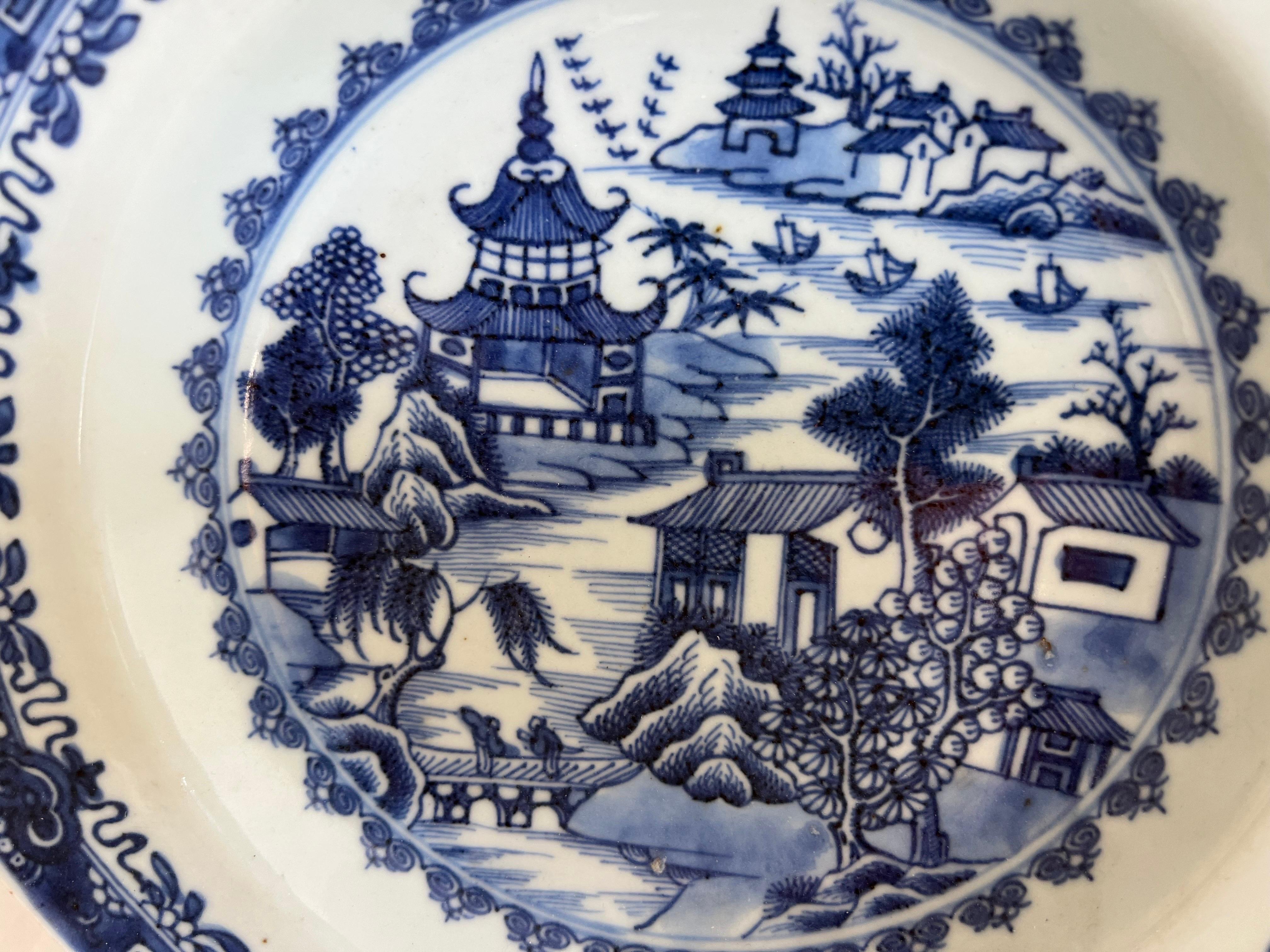 Exportation chinoise A.I.C. A.C.C. Assiette d'exportation chinoise bleu et blanc du 18e siècle en vente