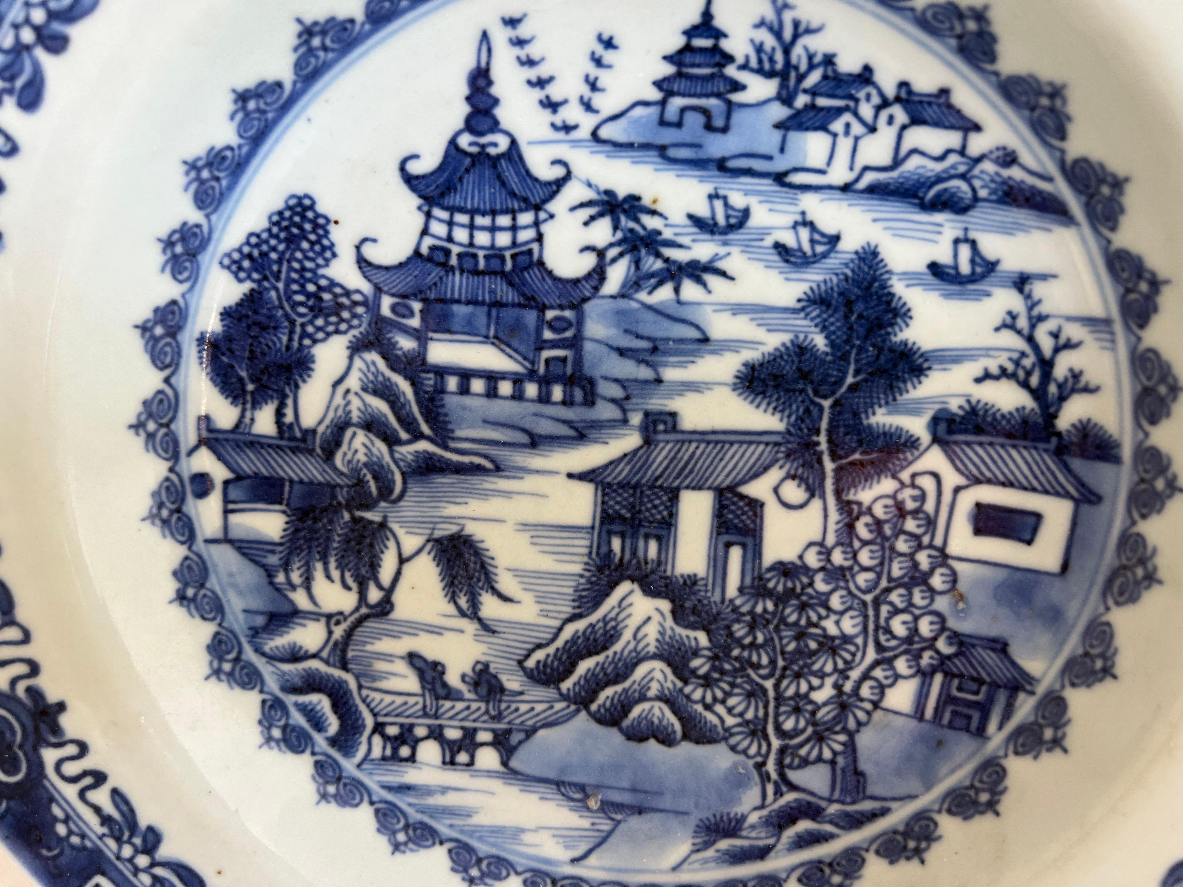 Chinois A.I.C. A.C.C. Assiette d'exportation chinoise bleu et blanc du 18e siècle en vente