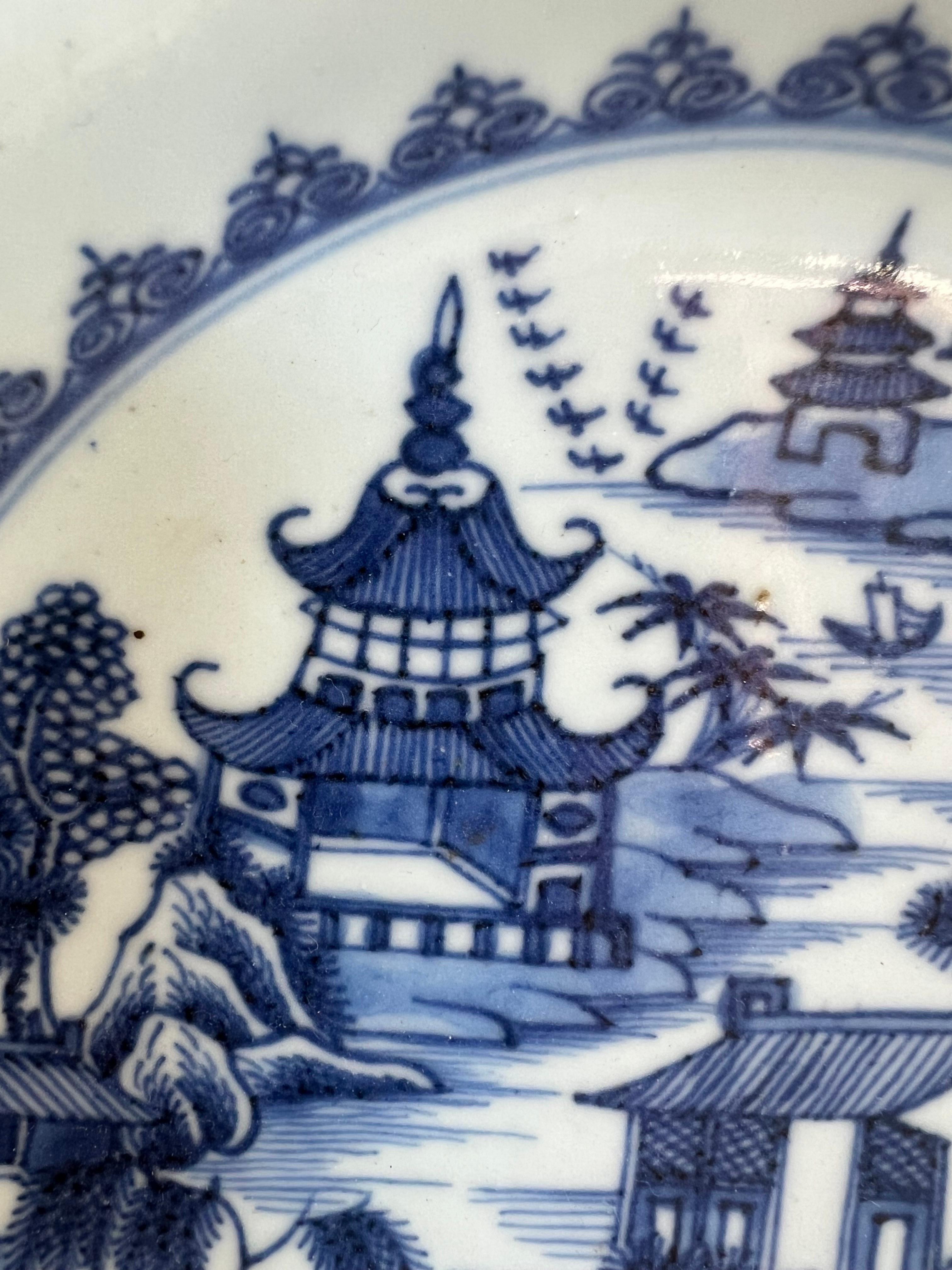 A.I.C. A.C.C. Assiette d'exportation chinoise bleu et blanc du 18e siècle Bon état - En vente à Los Angeles, CA