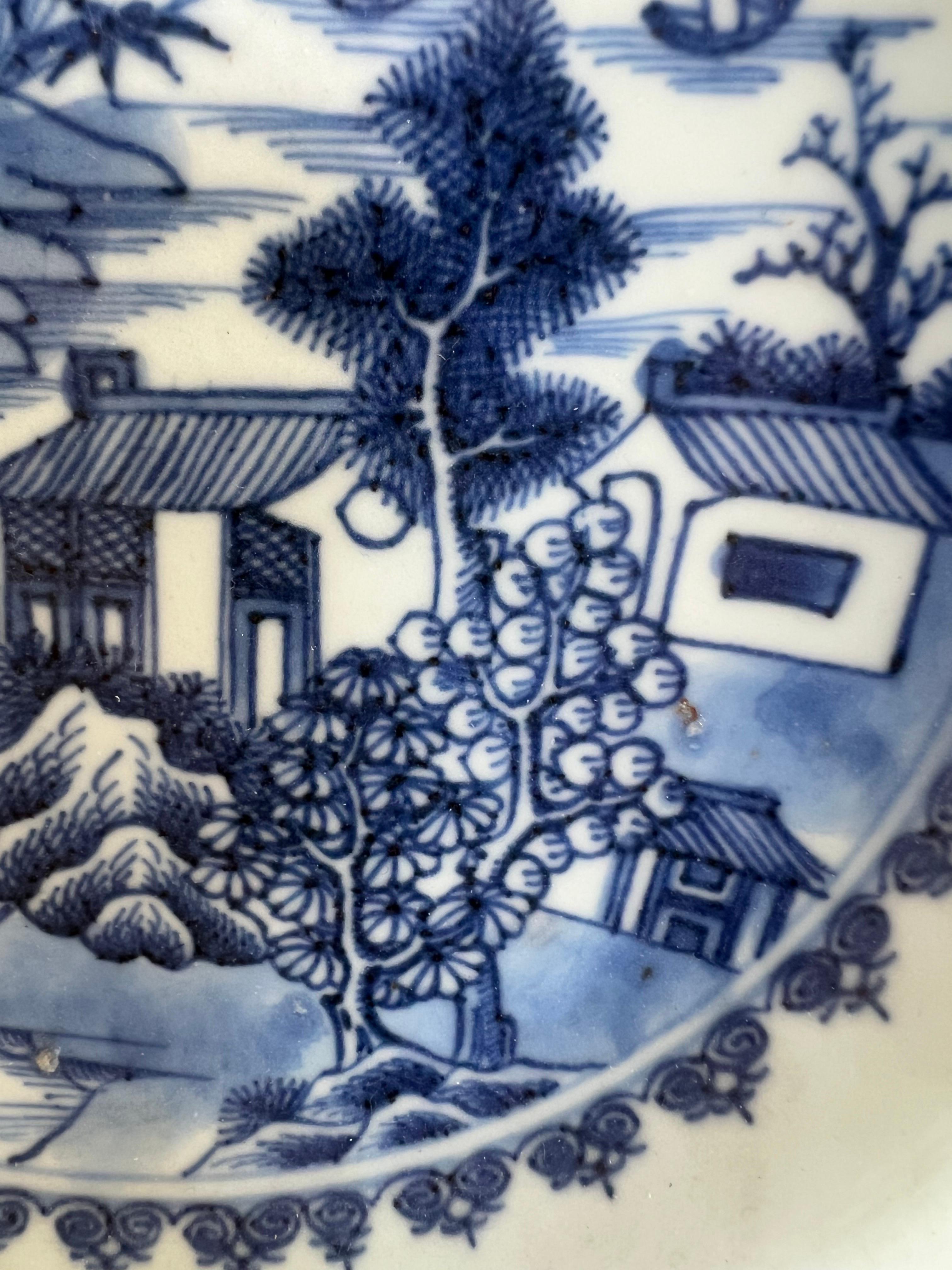 XVIIIe siècle et antérieur A.I.C. A.C.C. Assiette d'exportation chinoise bleu et blanc du 18e siècle en vente