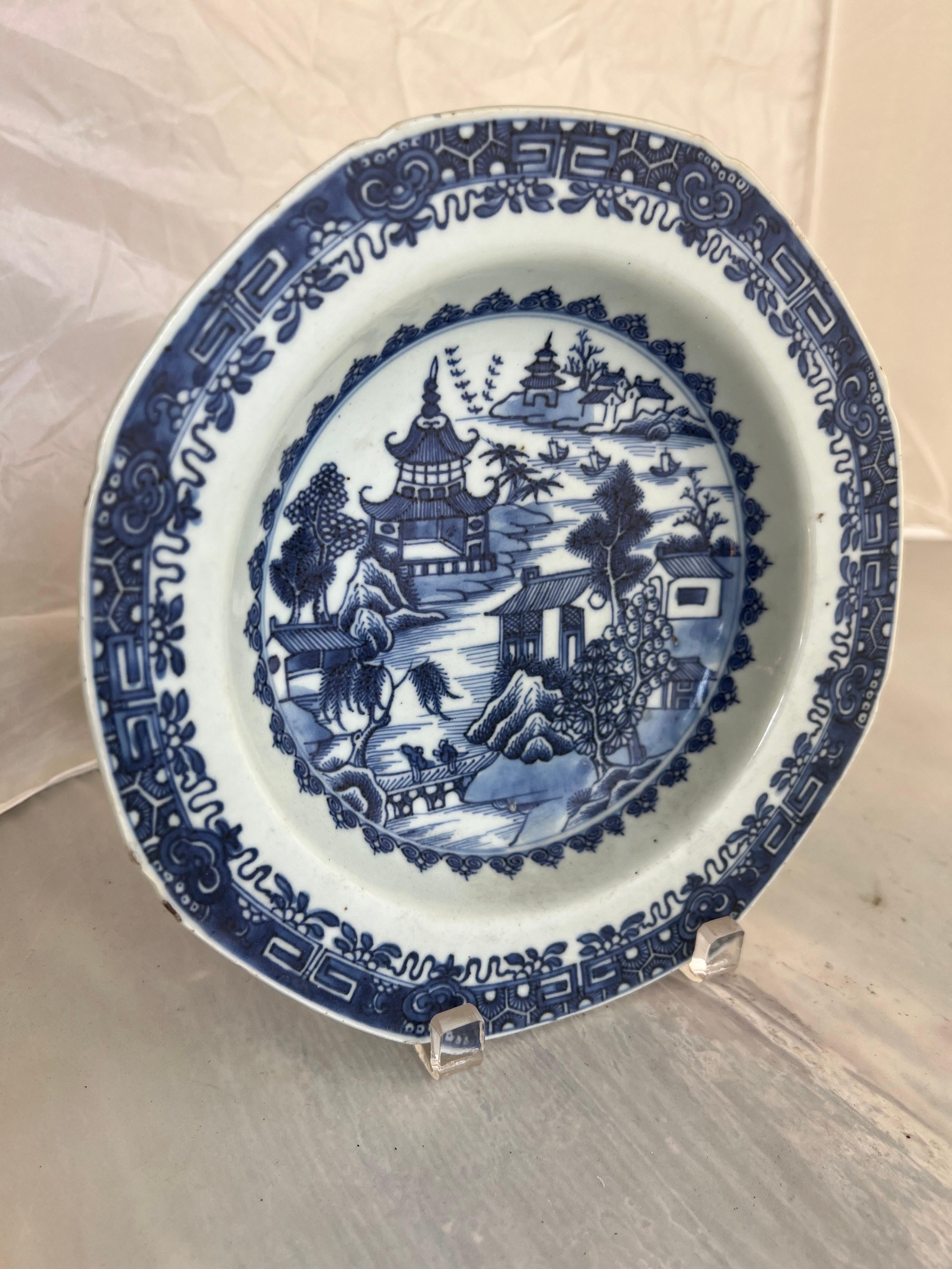 Terre de fer A.I.C. A.C.C. Assiette d'exportation chinoise bleu et blanc du 18e siècle en vente