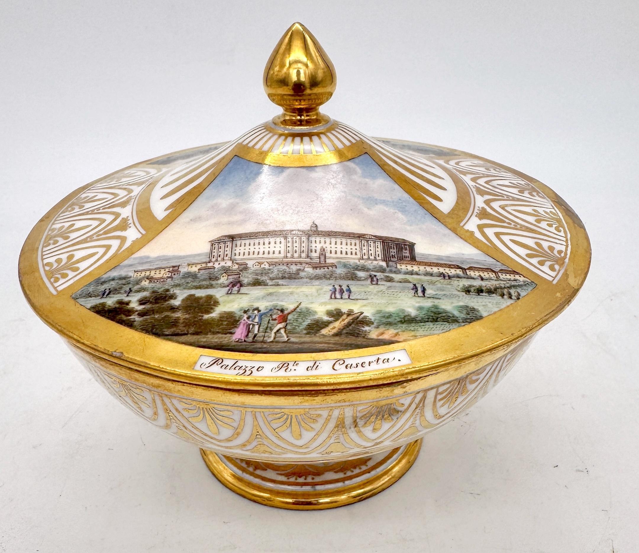 Caja de Capodimonte del s. XVIII, Vistas Palacio Real de Caserta y Belvedere di San Leucio Consta de dos piezas: la tapa y la base.

Esta elegante caja de porcelana de Capodimonte del siglo XVIII, con tapa extraíble, es un magnífico ejemplo del arte