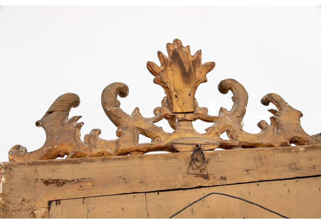 A.I.C., 18ème siècle, miroir sculpté et doré avec écusson en forme de buste. en vente 5