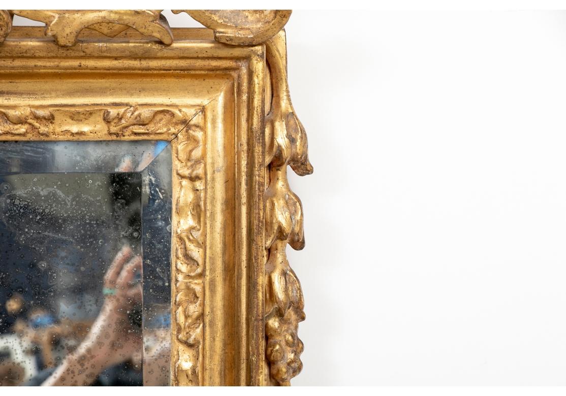 A.I.C., 18ème siècle, miroir sculpté et doré avec écusson en forme de buste. État moyen - En vente à Bridgeport, CT