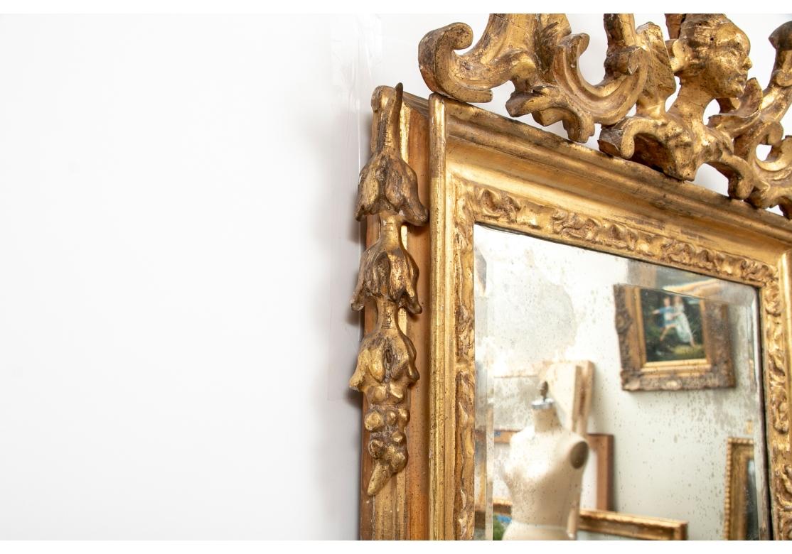 XVIIIe siècle et antérieur A.I.C., 18ème siècle, miroir sculpté et doré avec écusson en forme de buste. en vente