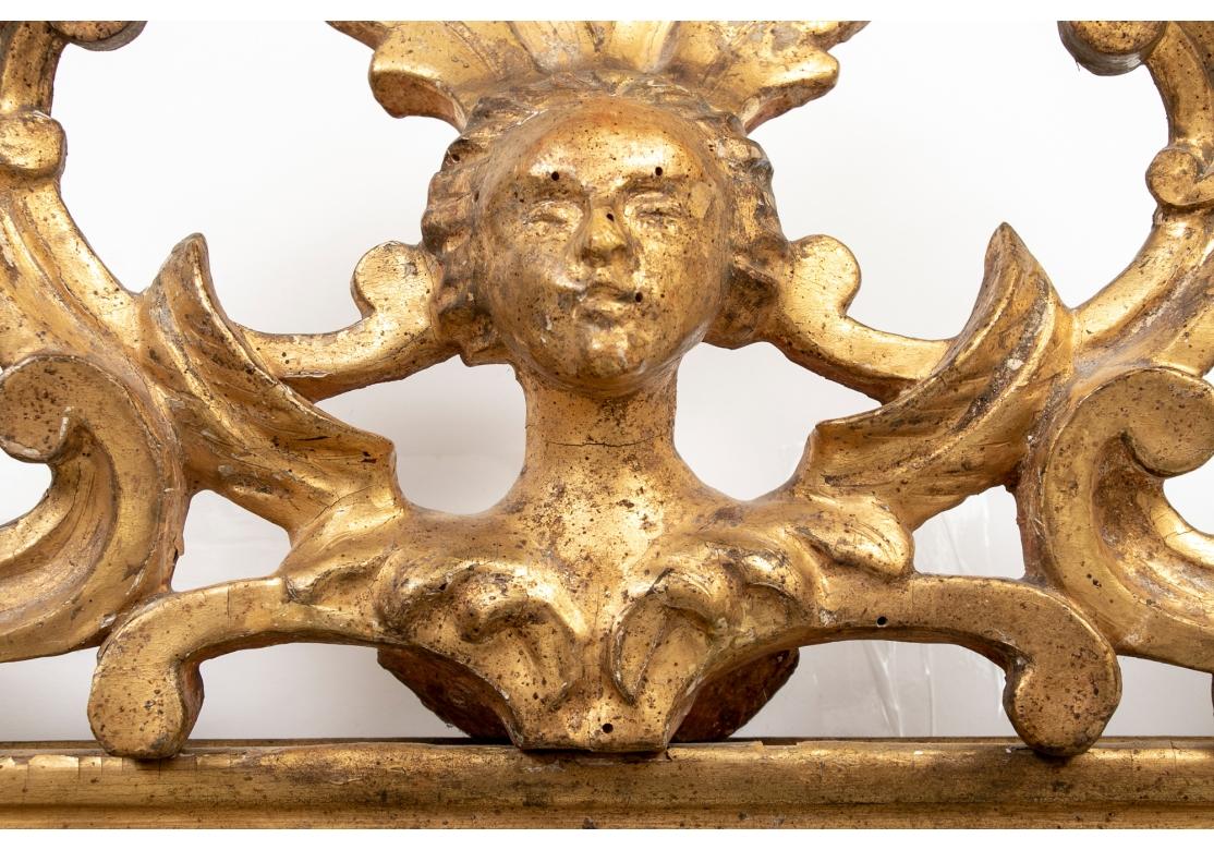A.I.C., 18ème siècle, miroir sculpté et doré avec écusson en forme de buste. en vente 1