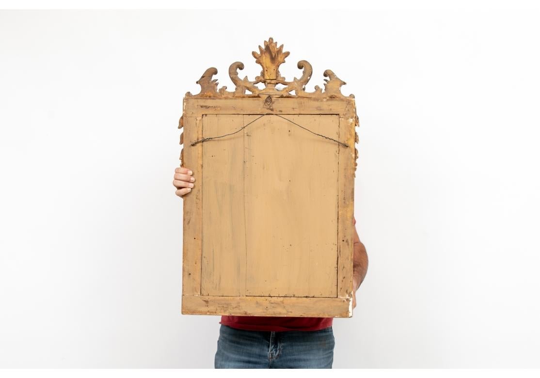A.I.C., 18ème siècle, miroir sculpté et doré avec écusson en forme de buste. en vente 3