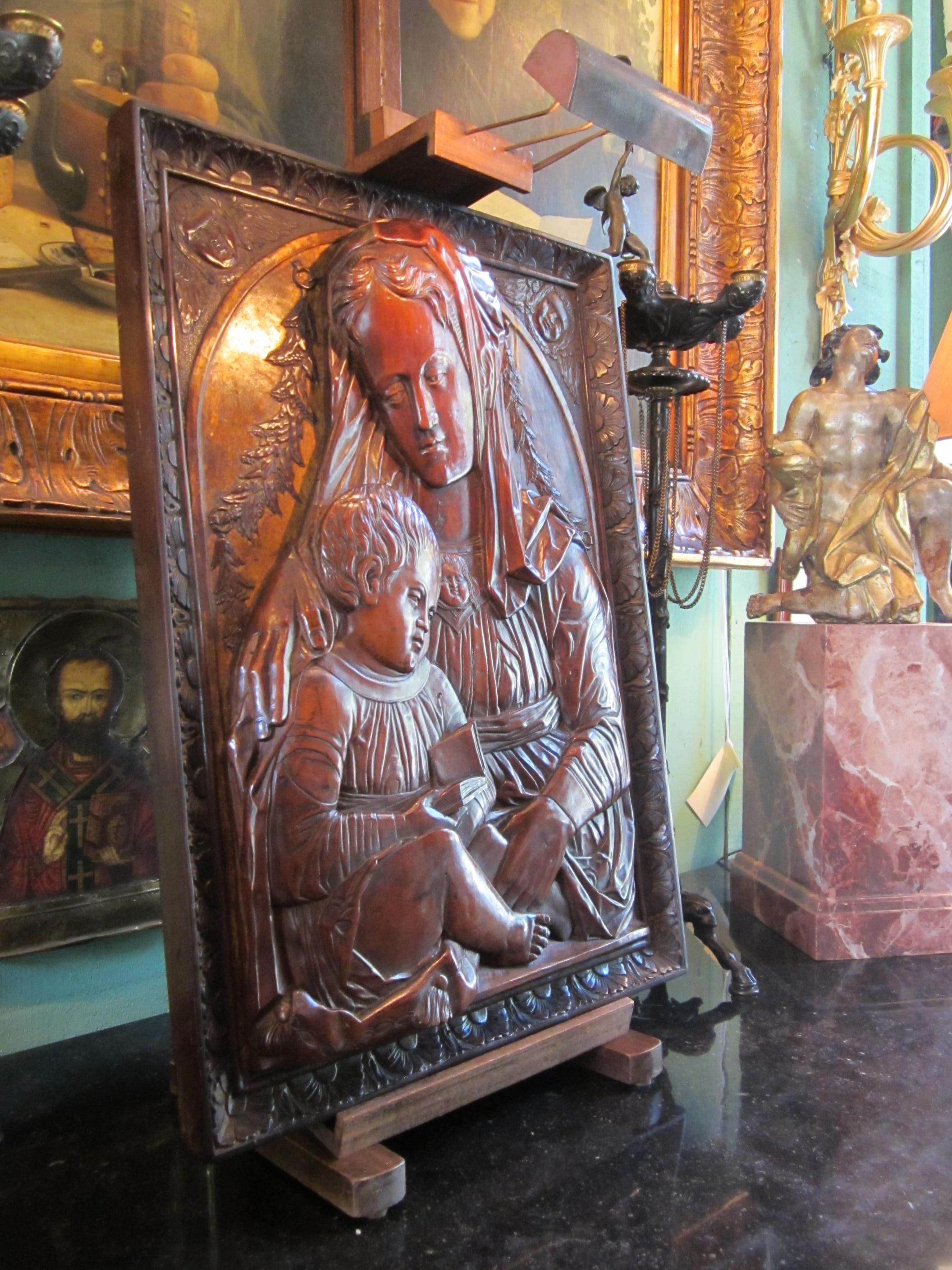 Geschnitzte Fruchtholzplatte der Madonna mit Kind, nach Donatello Skulptur . Ein großes, wunderschön geschnitztes Relief aus dem 18. und 19.  Teilweise vergoldetes Obstholz von 