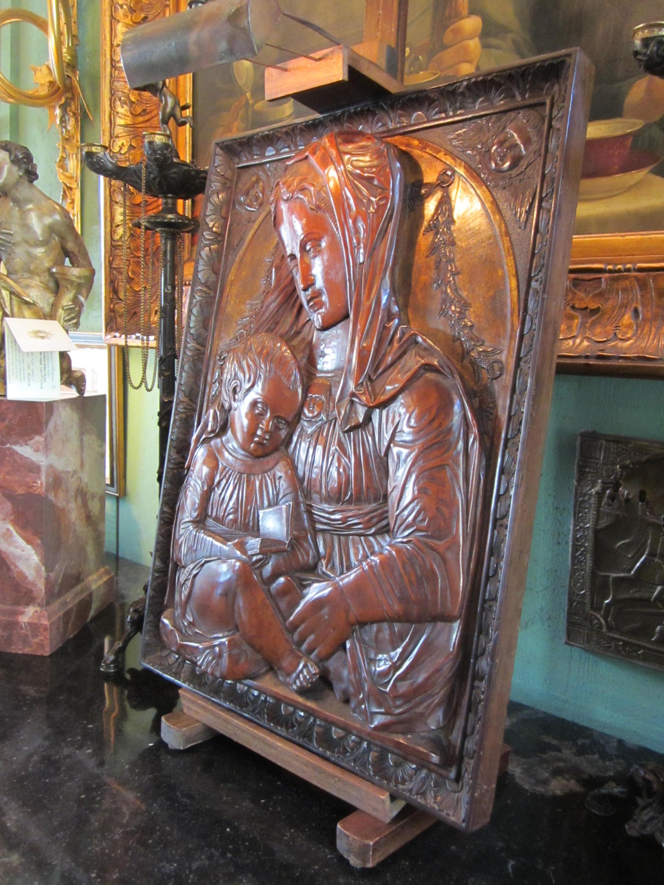 Bois Plaque en bois fruitier sculpté représentant la Vierge et le Child Madonna, d'après la sculpture de Donatello en vente