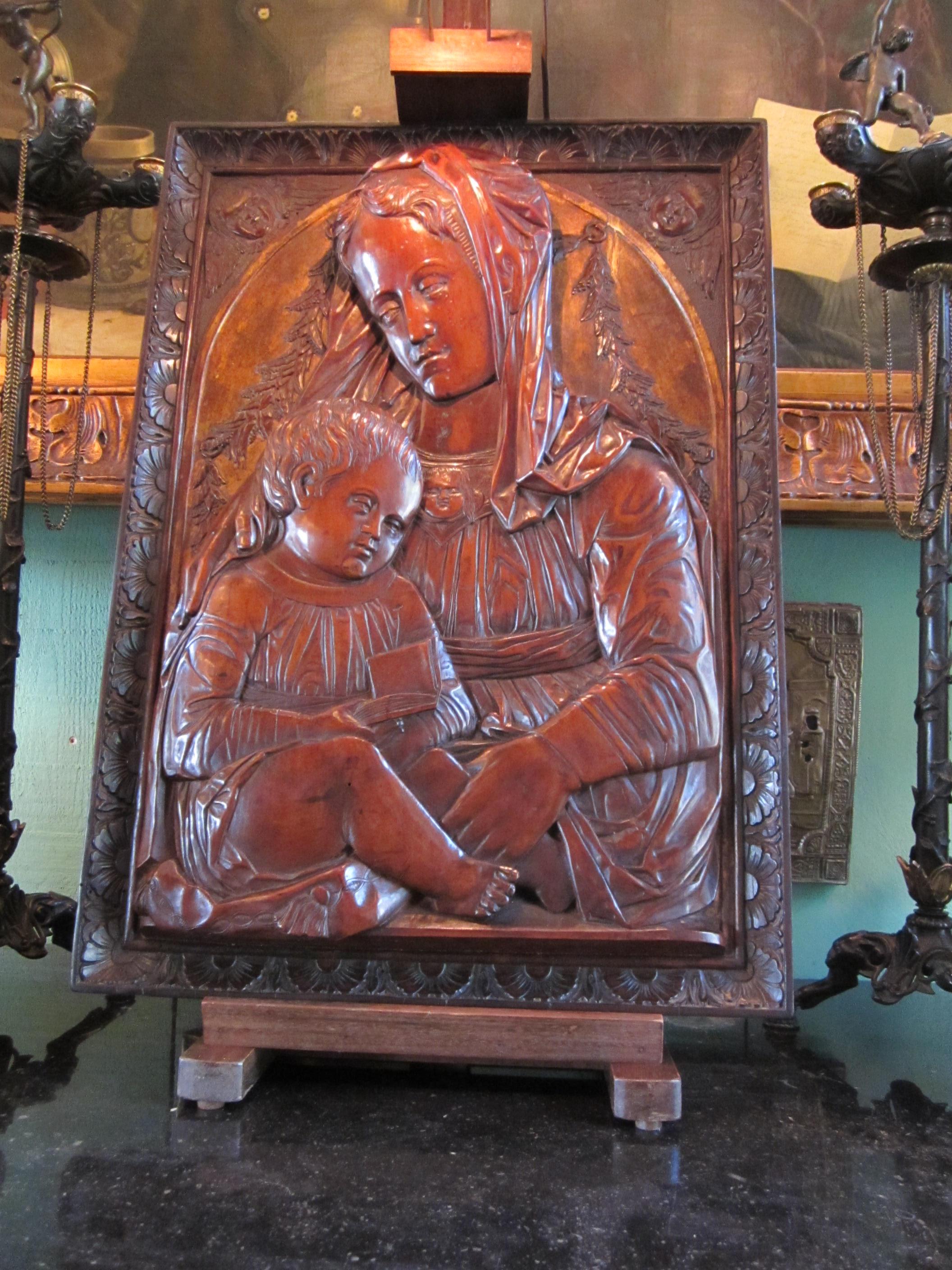 Geschnitzte Obstholzplakette der Jungfrau und des Kindes Madonna aus Obstholz, nach Donatello-Skulptur im Angebot 7