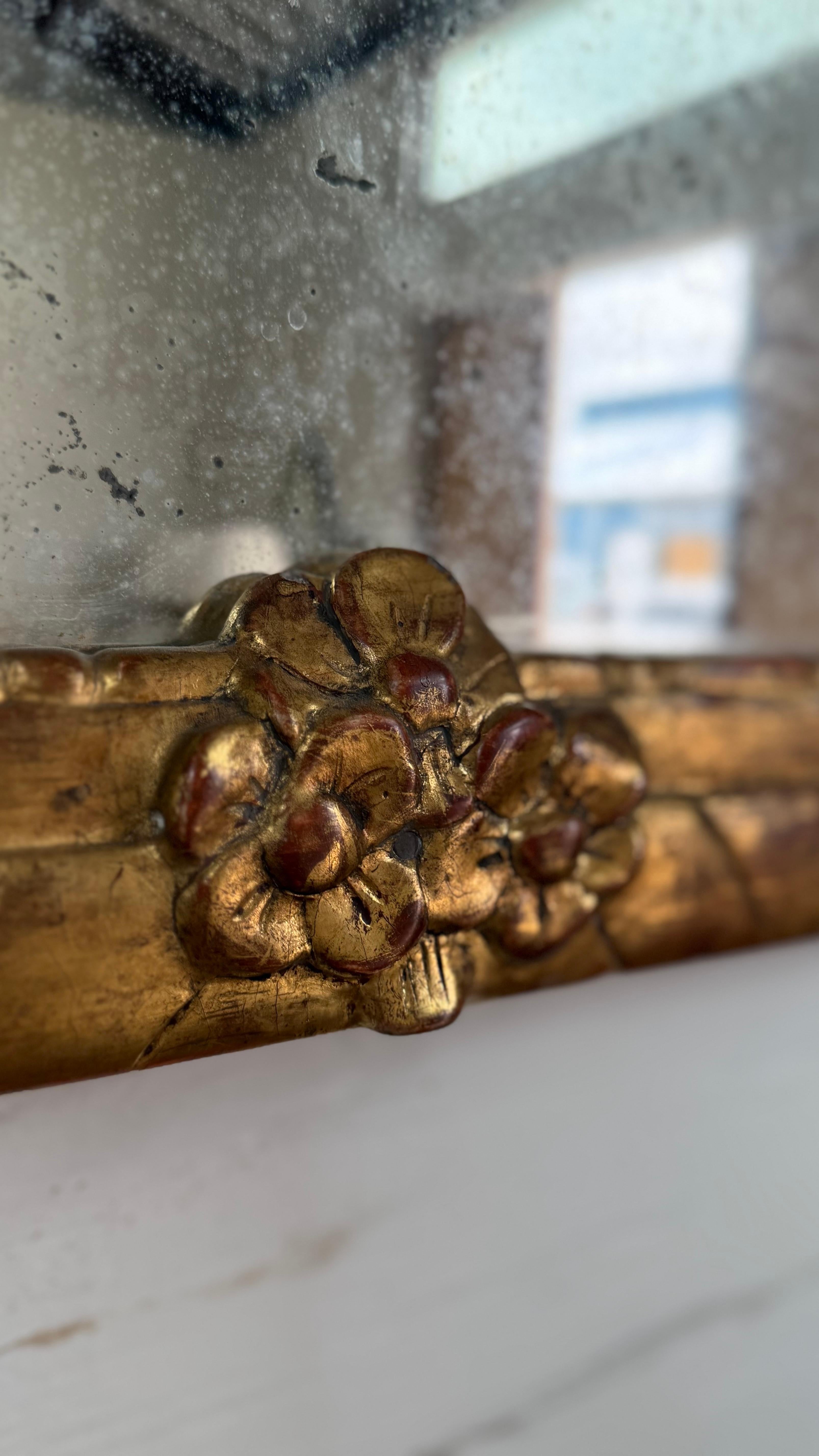 Fino al XVIII secolo Specchio nuziale in legno dorato intagliato del 18° secolo dalla Francia in vendita