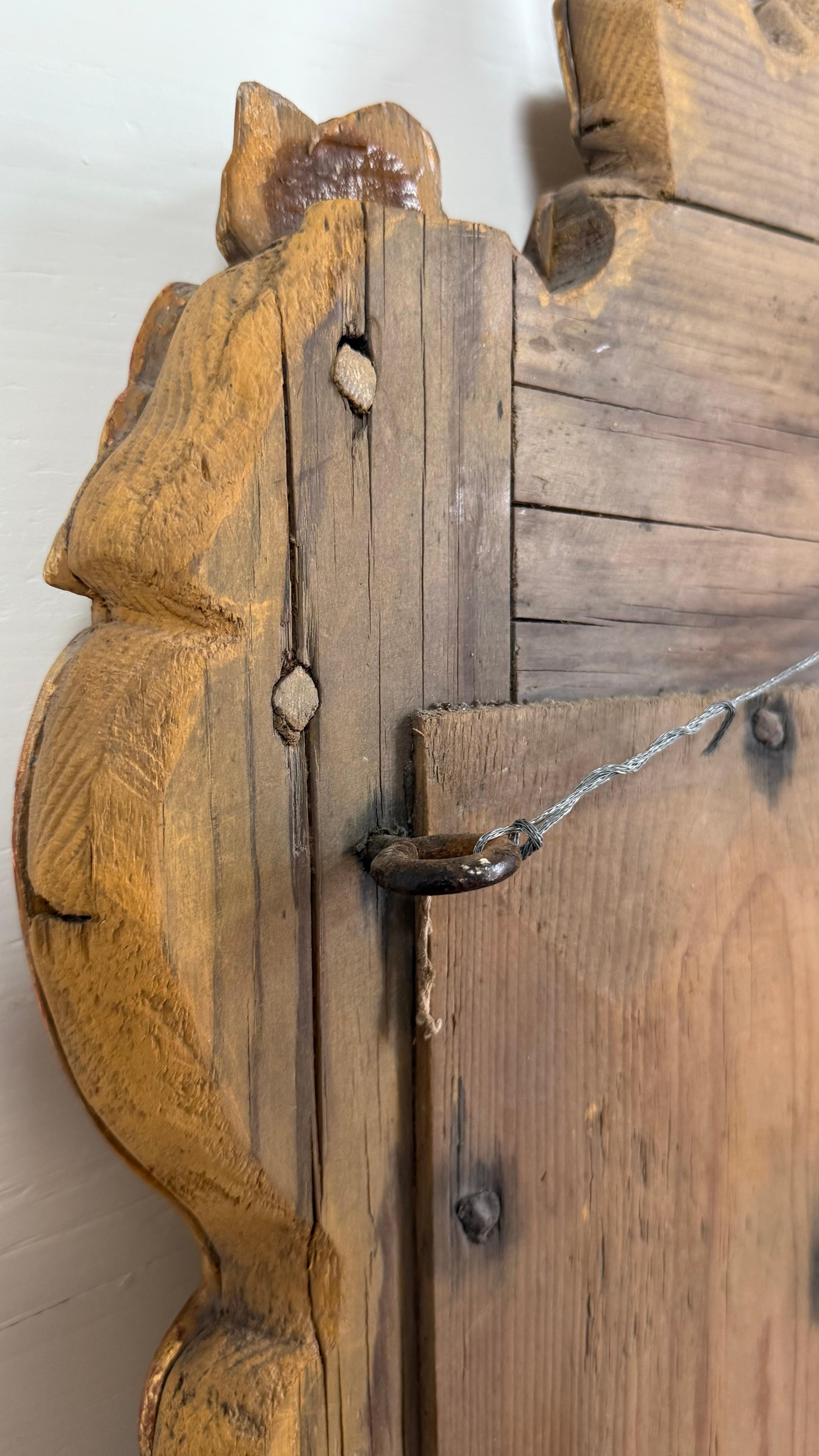 Specchio nuziale in legno dorato intagliato del 18° secolo dalla Francia in vendita 1