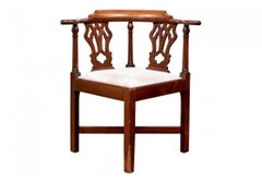 Silla esquinera de caoba tallada del s. XVIII