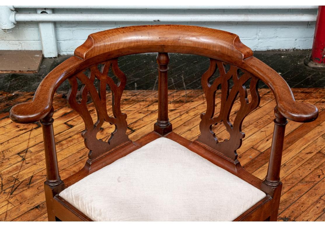 18th C. Carved Mahogany Corner Chair In Fair Condition For Sale In Bridgeport, CT