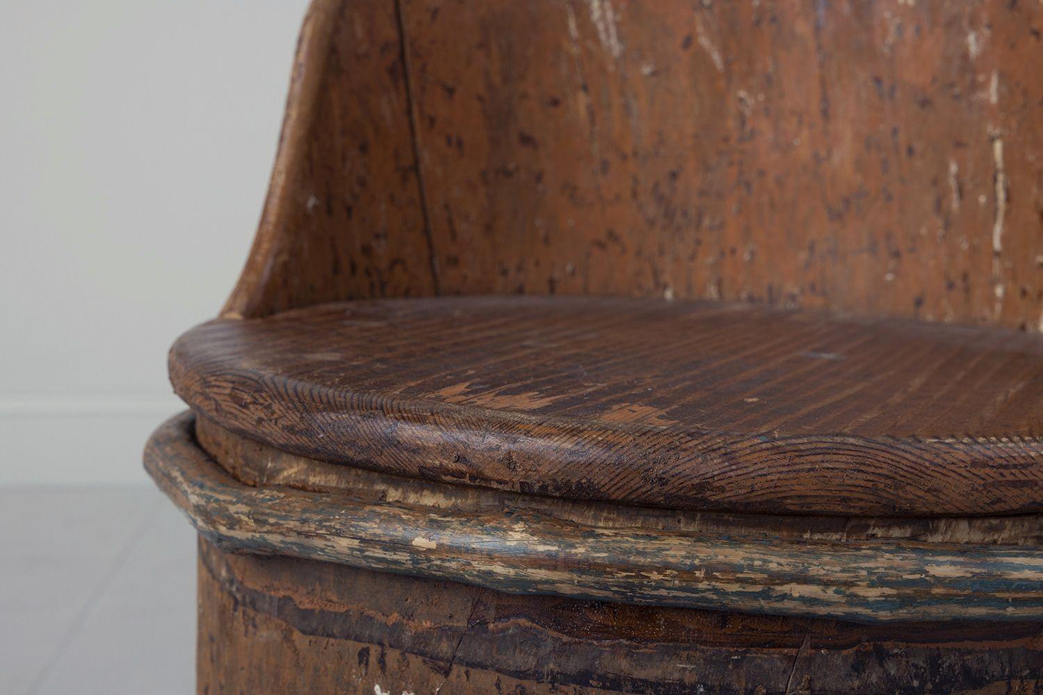 Schwedischer primitiver Kubbstol-Stuhl in Originalfarbe mit Provenienz, 18. Jahrhundert. (Volkskunst) im Angebot