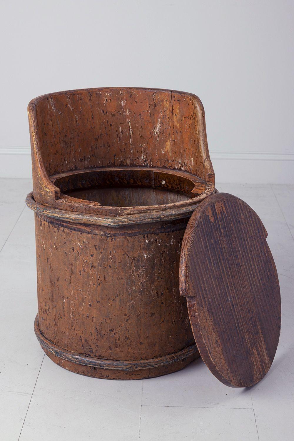 Schwedischer primitiver Kubbstol-Stuhl in Originalfarbe mit Provenienz, 18. Jahrhundert. (18. Jahrhundert und früher) im Angebot