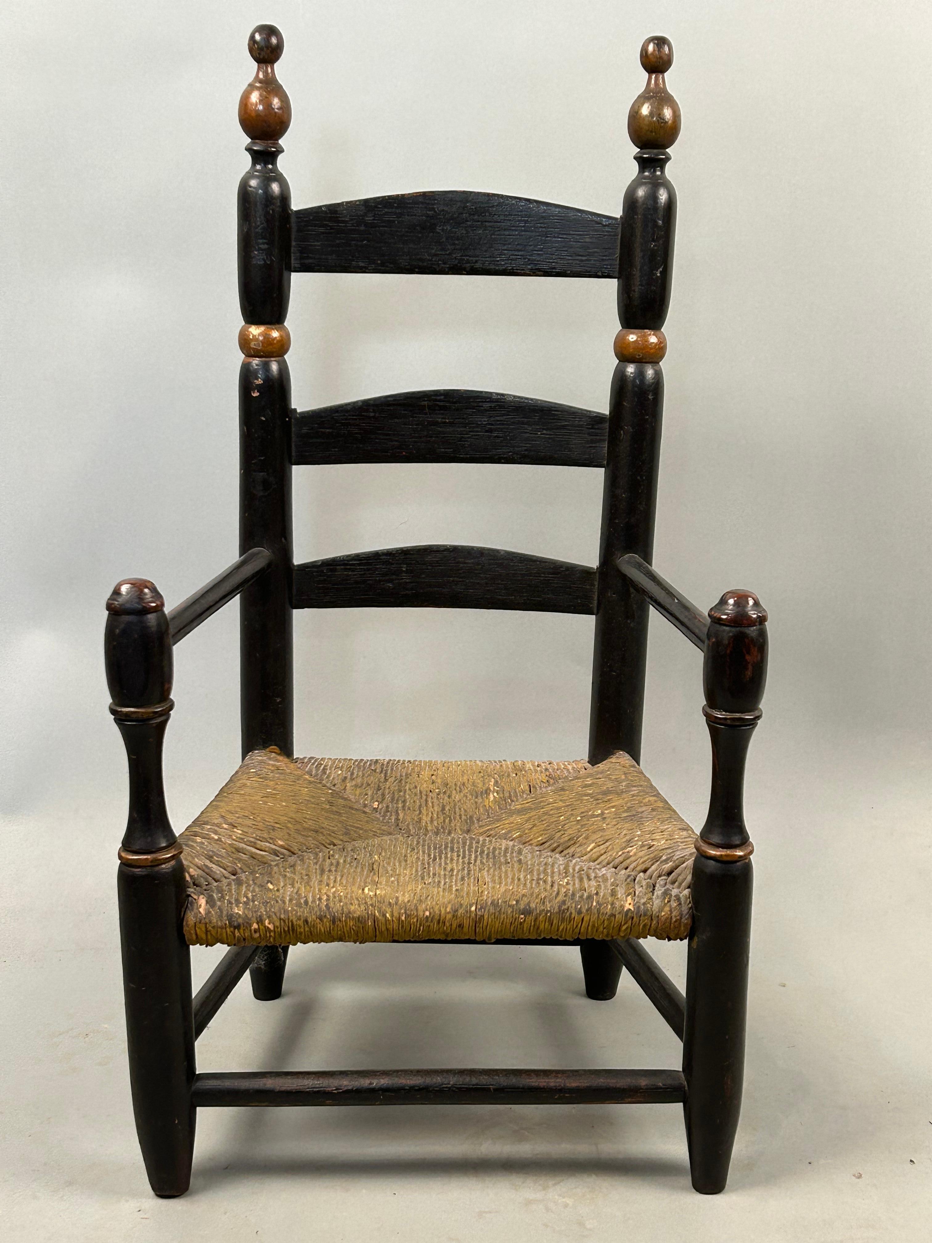 Rare fauteuil d'enfant à dossier latéral du début du 18e siècle. Comté de Bergen, New Jersey. Surface peinte d'origine avec siège en jonc peint en jaune. Une chaise similaire a été vendue lors de la vente Sotheby's Important Americana en 2018.