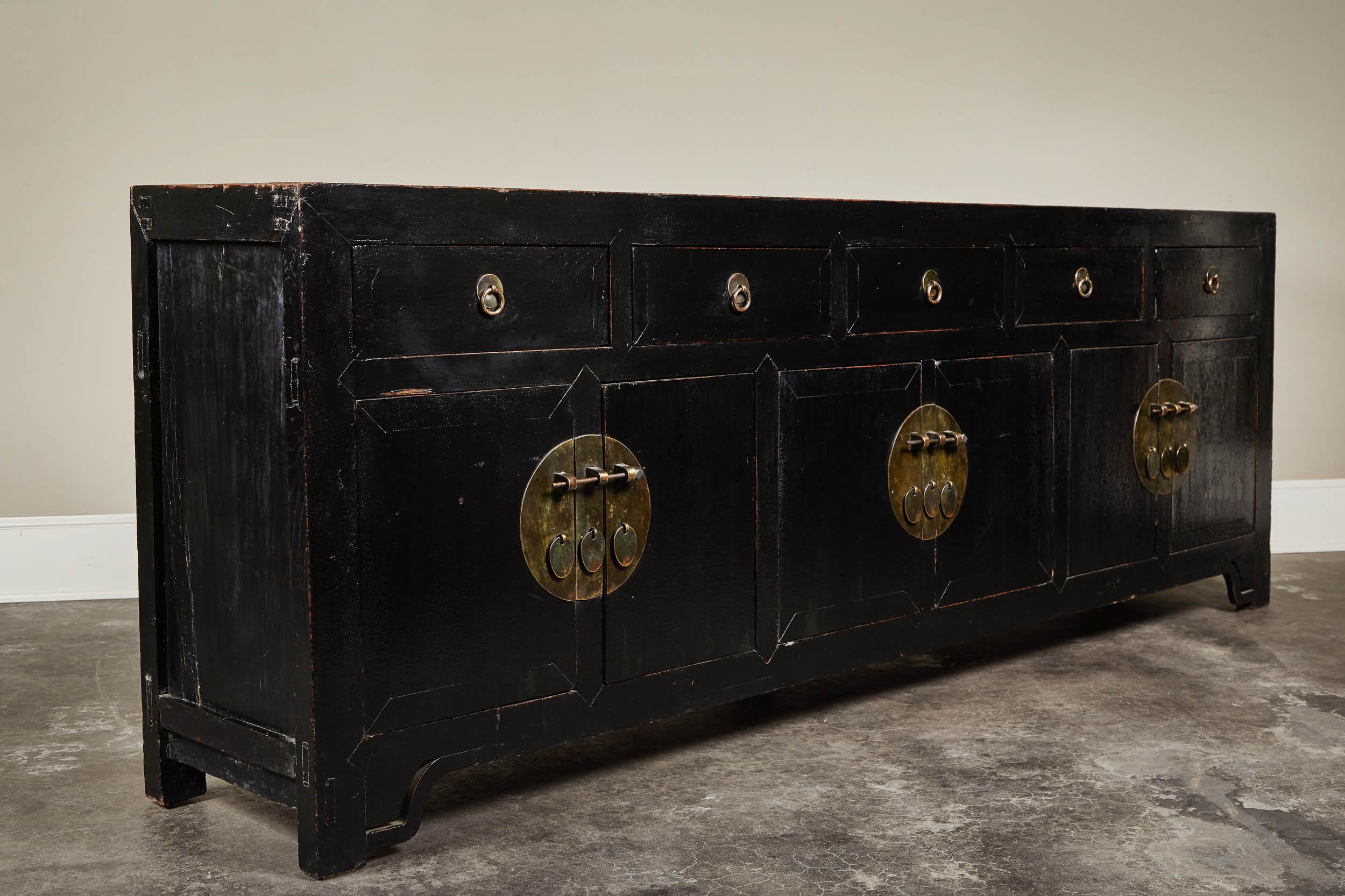 18th Century Chinese Black Lacquer Sideboard In Good Condition In Pasadena, CA