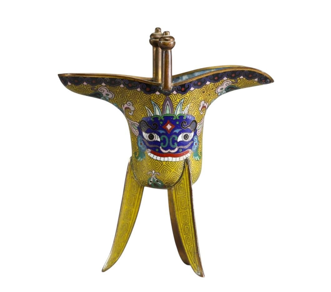 China - Bronze and cloisonné enamel wine cup for ritual ceremonies with archaic Jue decoration, body decorated with a Chilong head, Qianlong, 18th century.
Heigth 15.5 cm