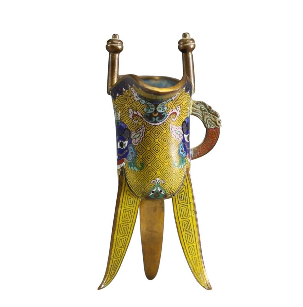 18th C. Chinese Bronze and cloisonné enamel wine cup for ritual ceremonies In Good Condition For Sale In Bilzen, BE