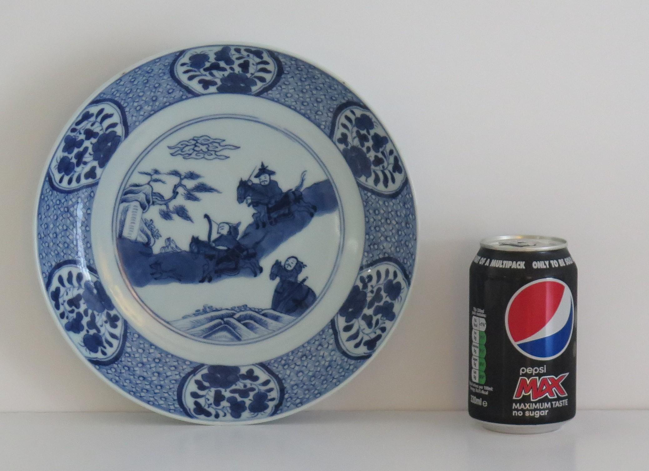 Chinesische Schale oder Teller aus Porzellan mit blauer und weißer handbemalter Jagdszene aus dem 18. Jahrhundert im Angebot 10