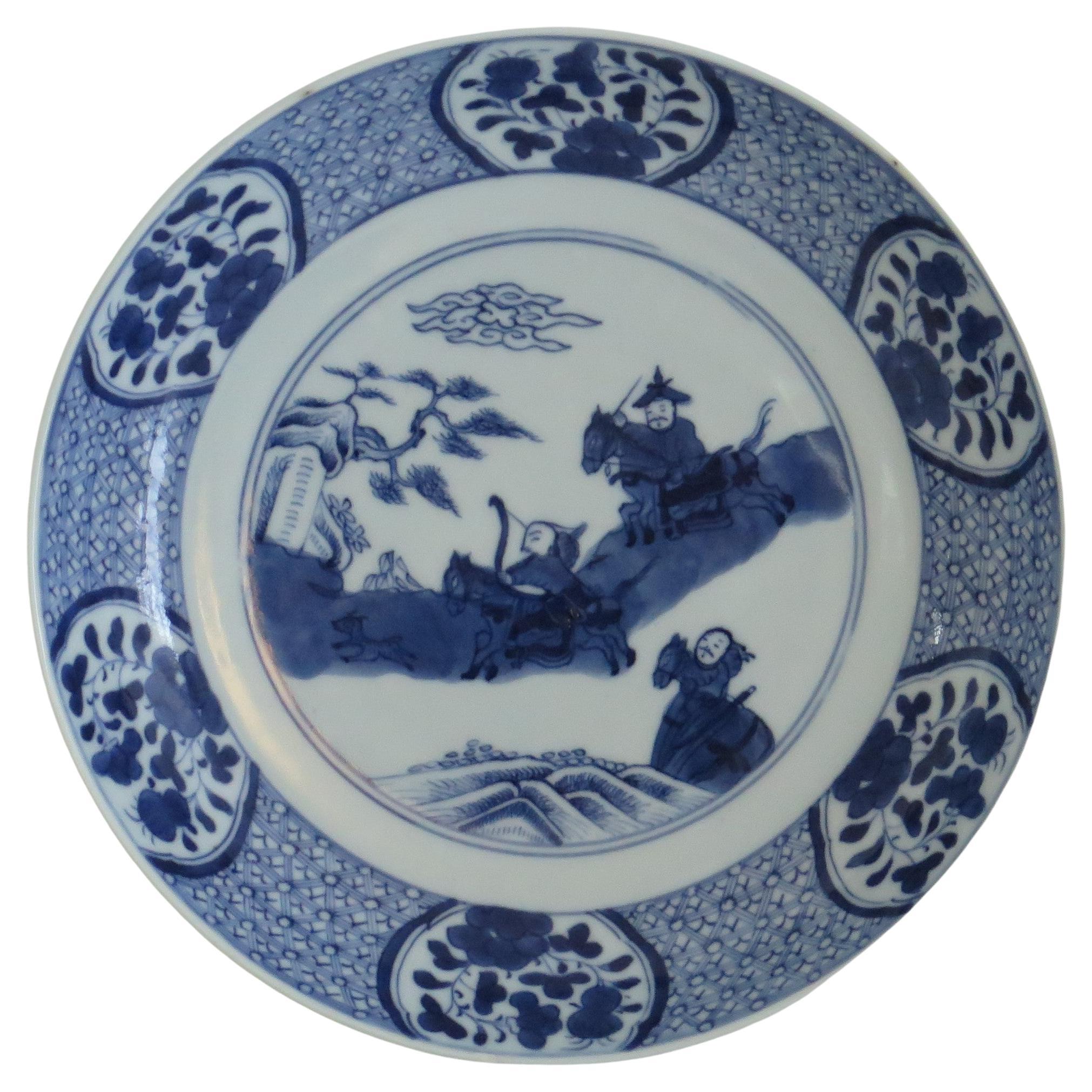 Dies ist ein sehr schön von Hand bemaltes chinesisches Porzellan blau und weiß Schüssel oder Teller aus dem 18. Jahrhundert Qing-Dynastie, möglicherweise zurück zu den Kangxi-Periode ( 1662-1722). 

Es handelt sich um eine gut getöpferte Schale
