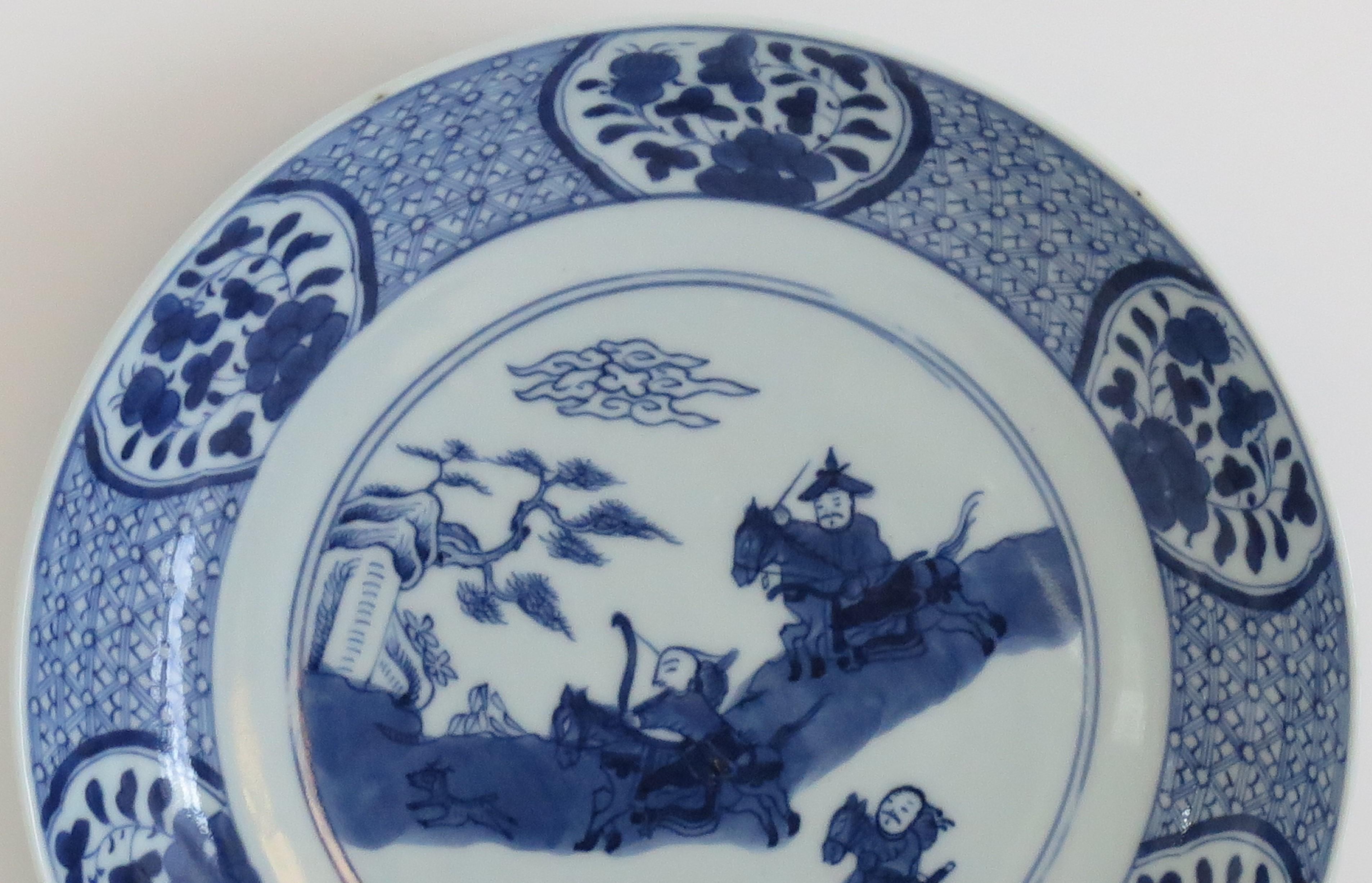Chinesische Schale oder Teller aus Porzellan mit blauer und weißer handbemalter Jagdszene aus dem 18. Jahrhundert (Handbemalt) im Angebot