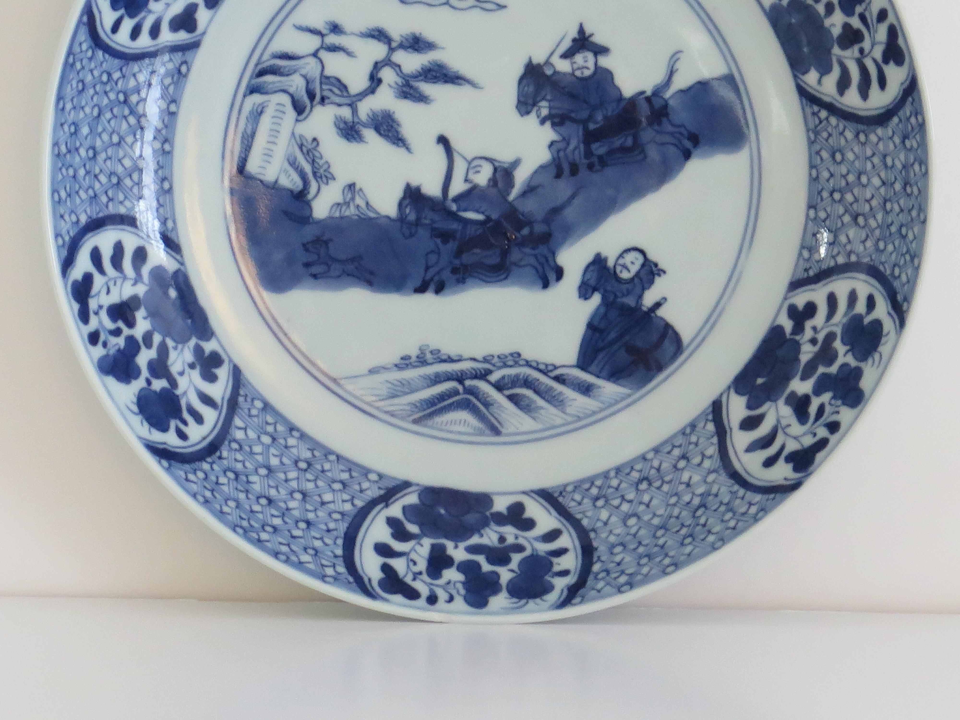 Chinesische Schale oder Teller aus Porzellan mit blauer und weißer handbemalter Jagdszene aus dem 18. Jahrhundert im Zustand „Gut“ im Angebot in Lincoln, Lincolnshire