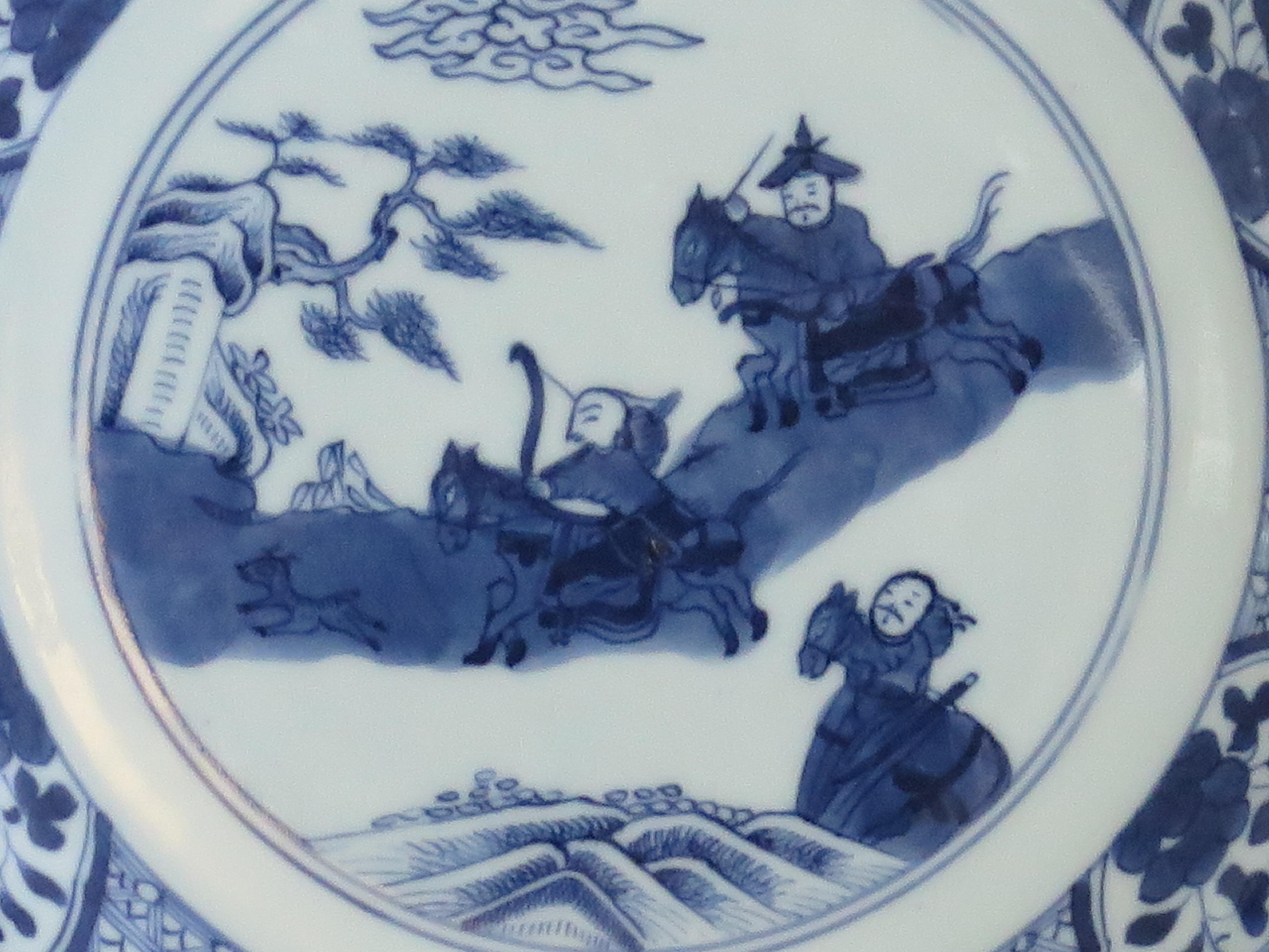 Chinesische Schale oder Teller aus Porzellan mit blauer und weißer handbemalter Jagdszene aus dem 18. Jahrhundert im Angebot 1