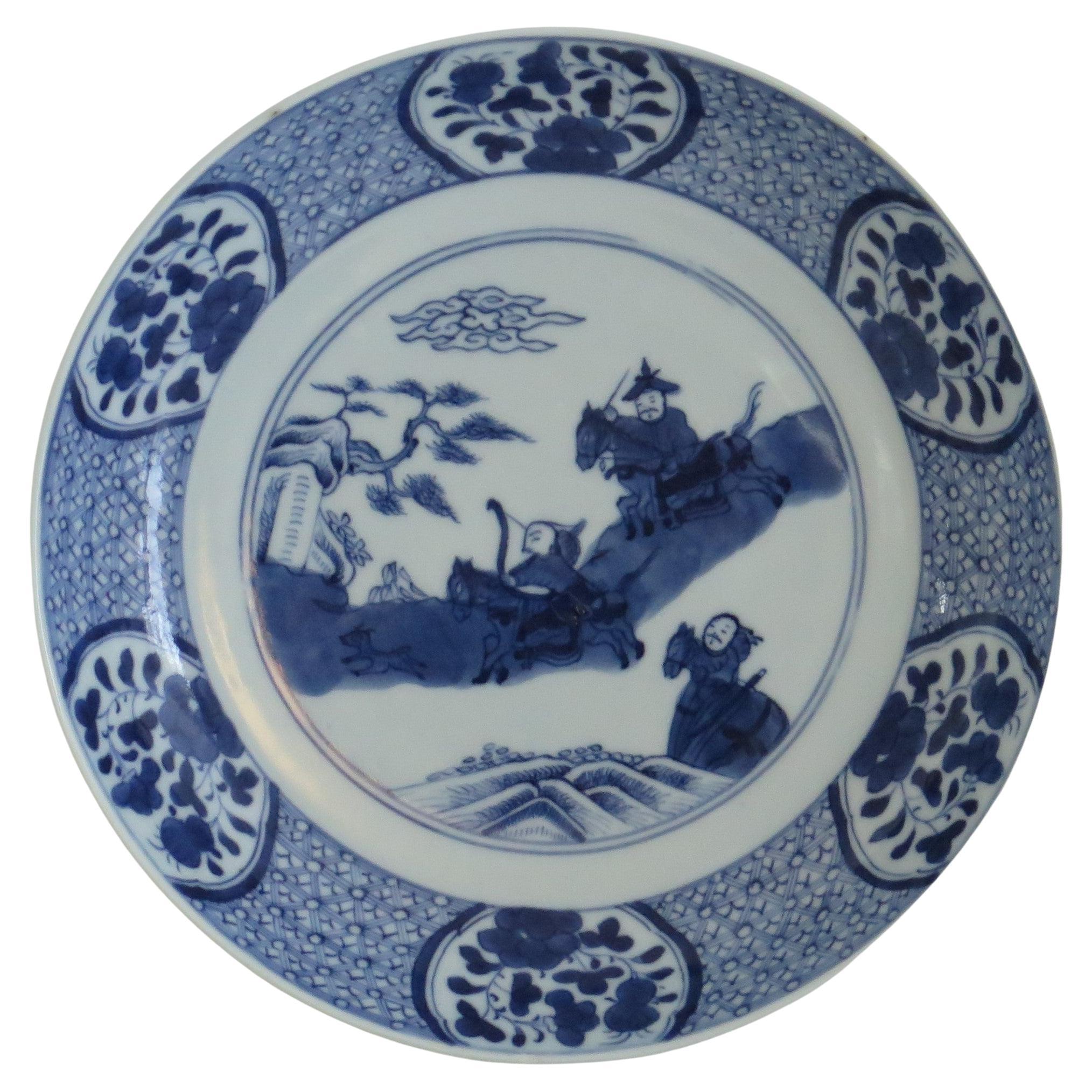 Plat ou assiette chinoise du 18ème siècle en porcelaine peinte à la main - Scène de chasse en bleu et blanc