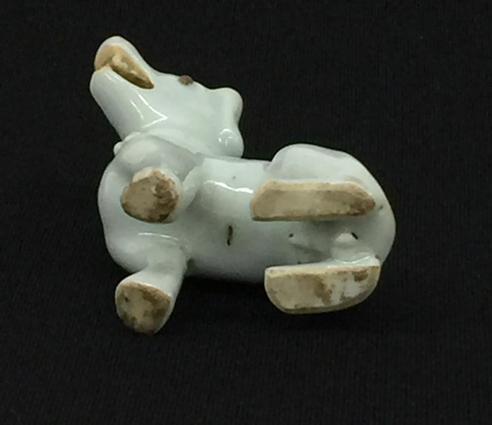 Chinese porcelain sitting dog, Dehua, Qing Dynasty, Kangxi Era In Good Condition For Sale In Delft, NL