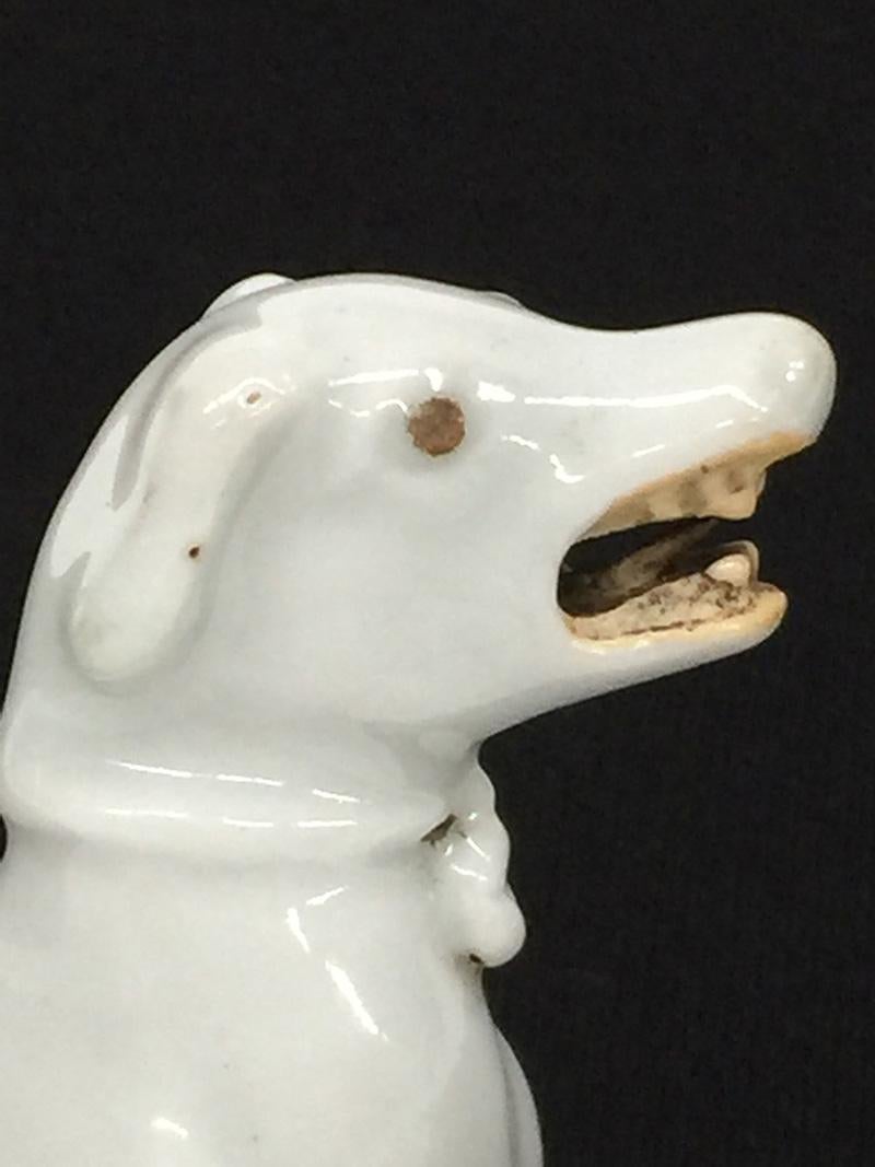 Chinese porcelain sitting dog, Dehua, Qing Dynasty, Kangxi Era For Sale 1