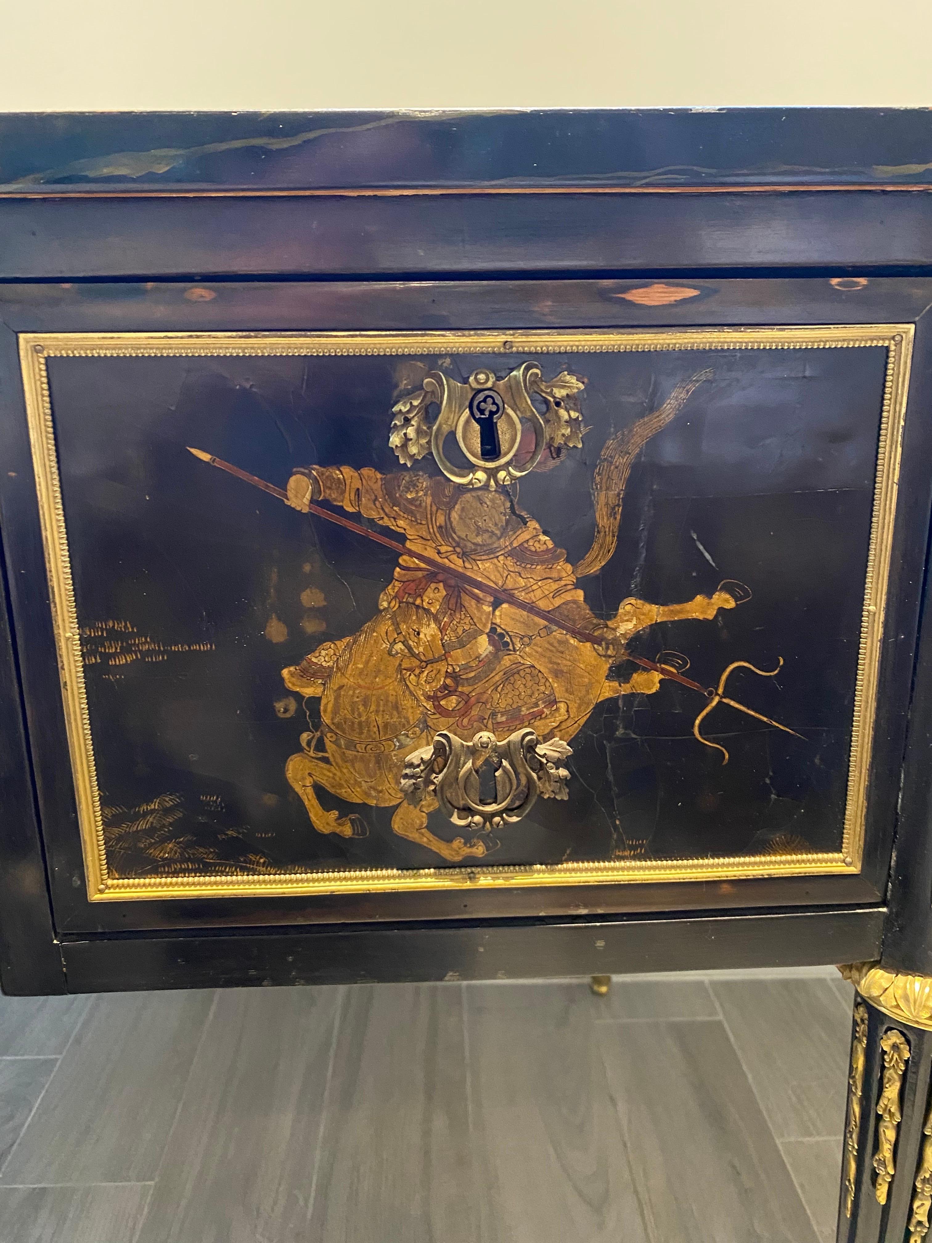 Bureau chinoiserie continentale du 18e siècle en laque noire avec ornementation en bronze doré en vente 1