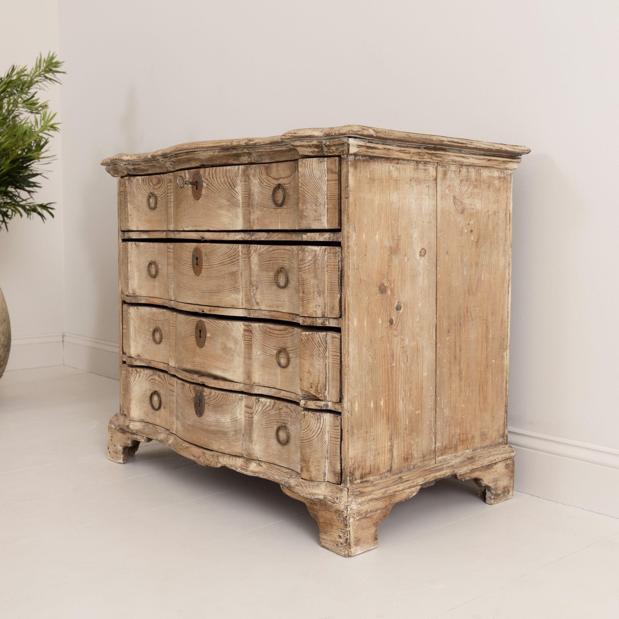 18th c. Danish Pine Arbalette Shaped Commode in Original Patina In Excellent Condition For Sale In Wichita, KS