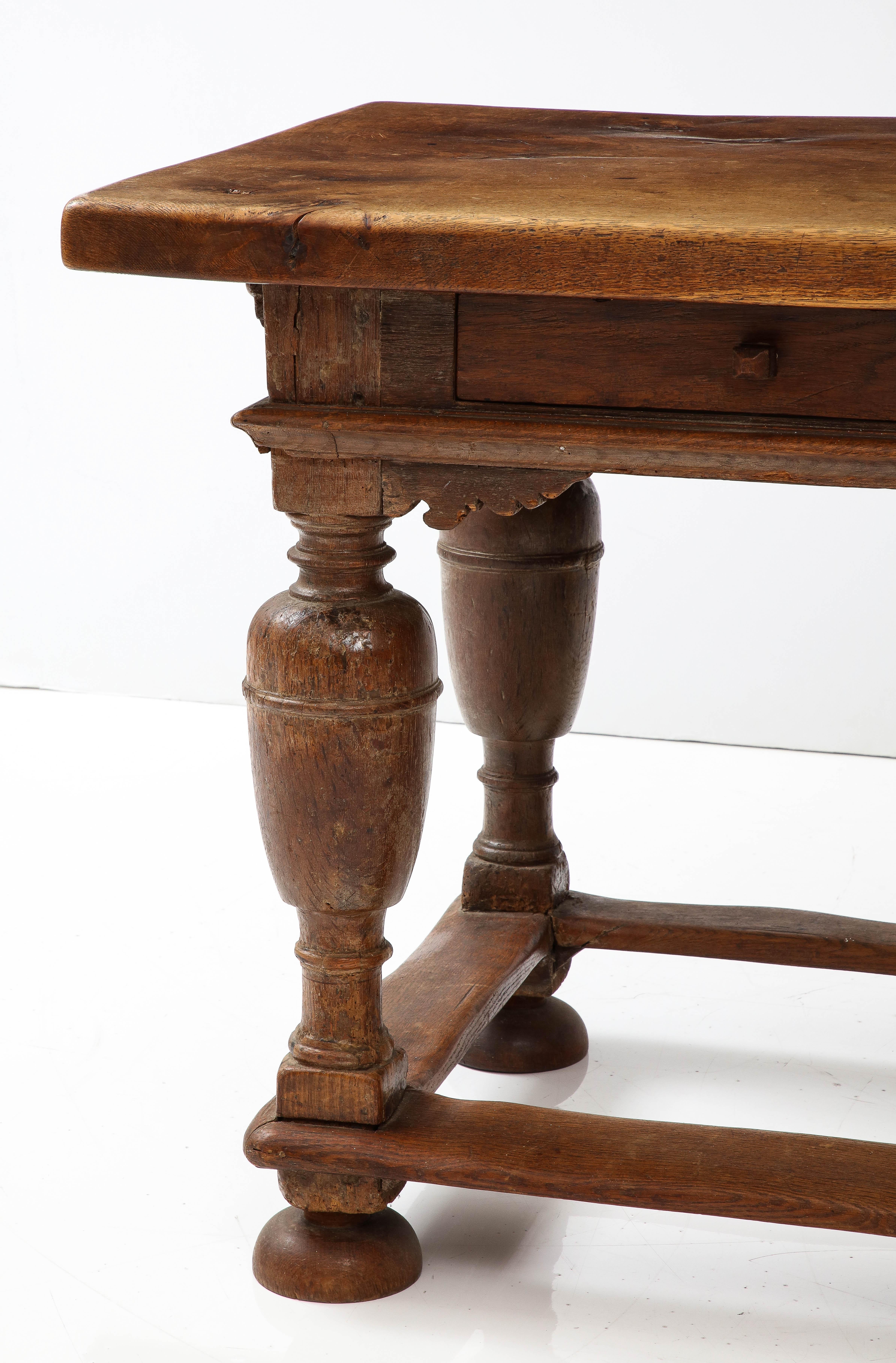 18. Jh. Dänischer Eichenholztisch mit dicker Platte (Geschnitzt) im Angebot