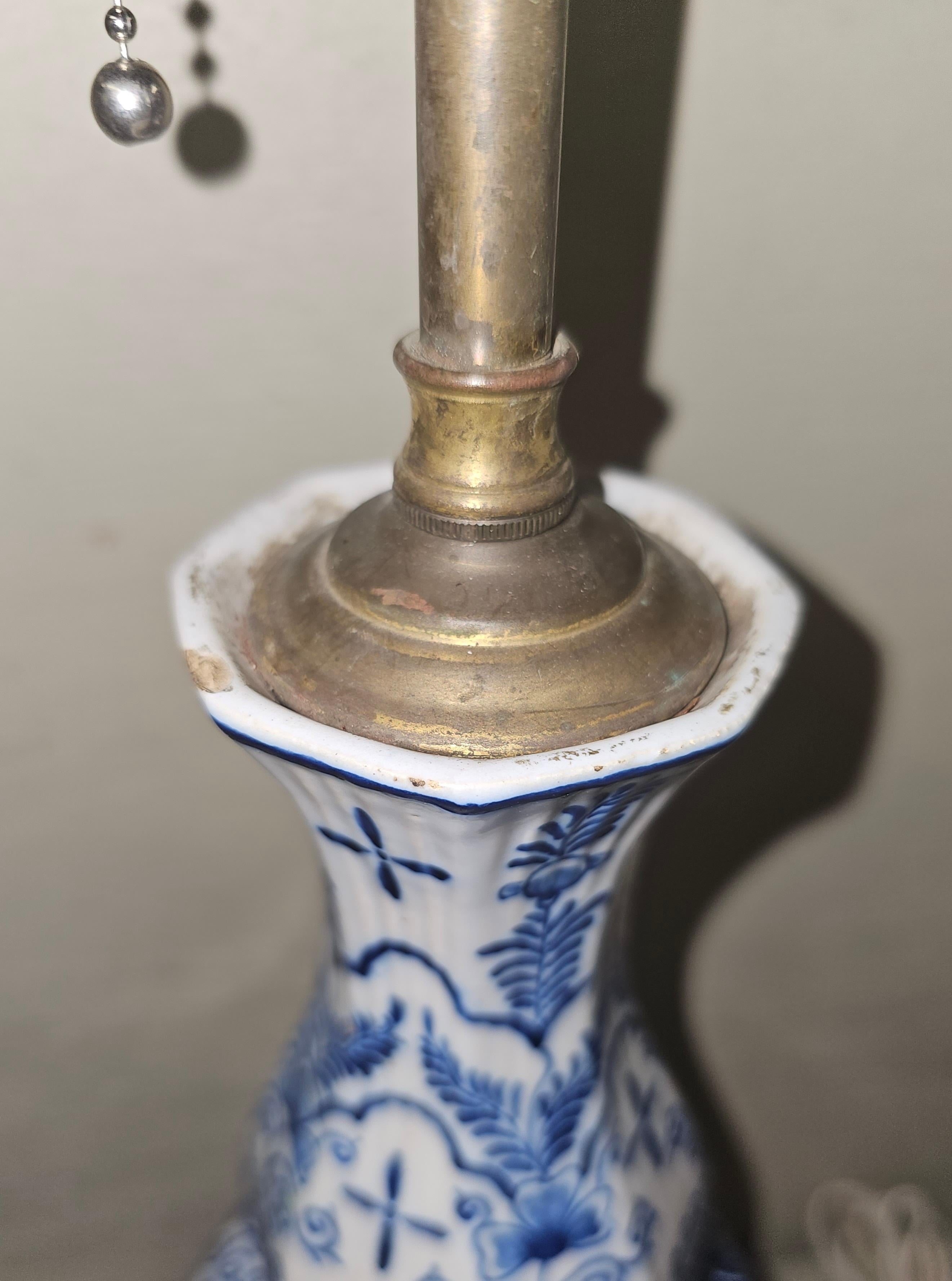Paire de vases à poser ou suspendre de lampe bleu et blanc Royal Delft du 18e siècle, signés Van Duijn en vente 4