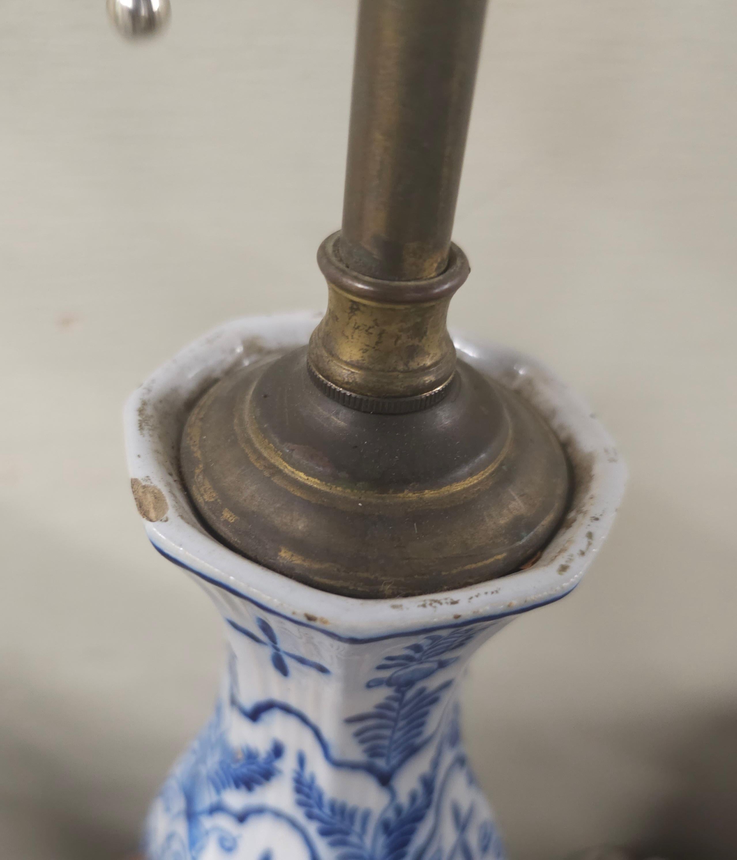 Paire de vases à poser ou suspendre de lampe bleu et blanc Royal Delft du 18e siècle, signés Van Duijn en vente 5