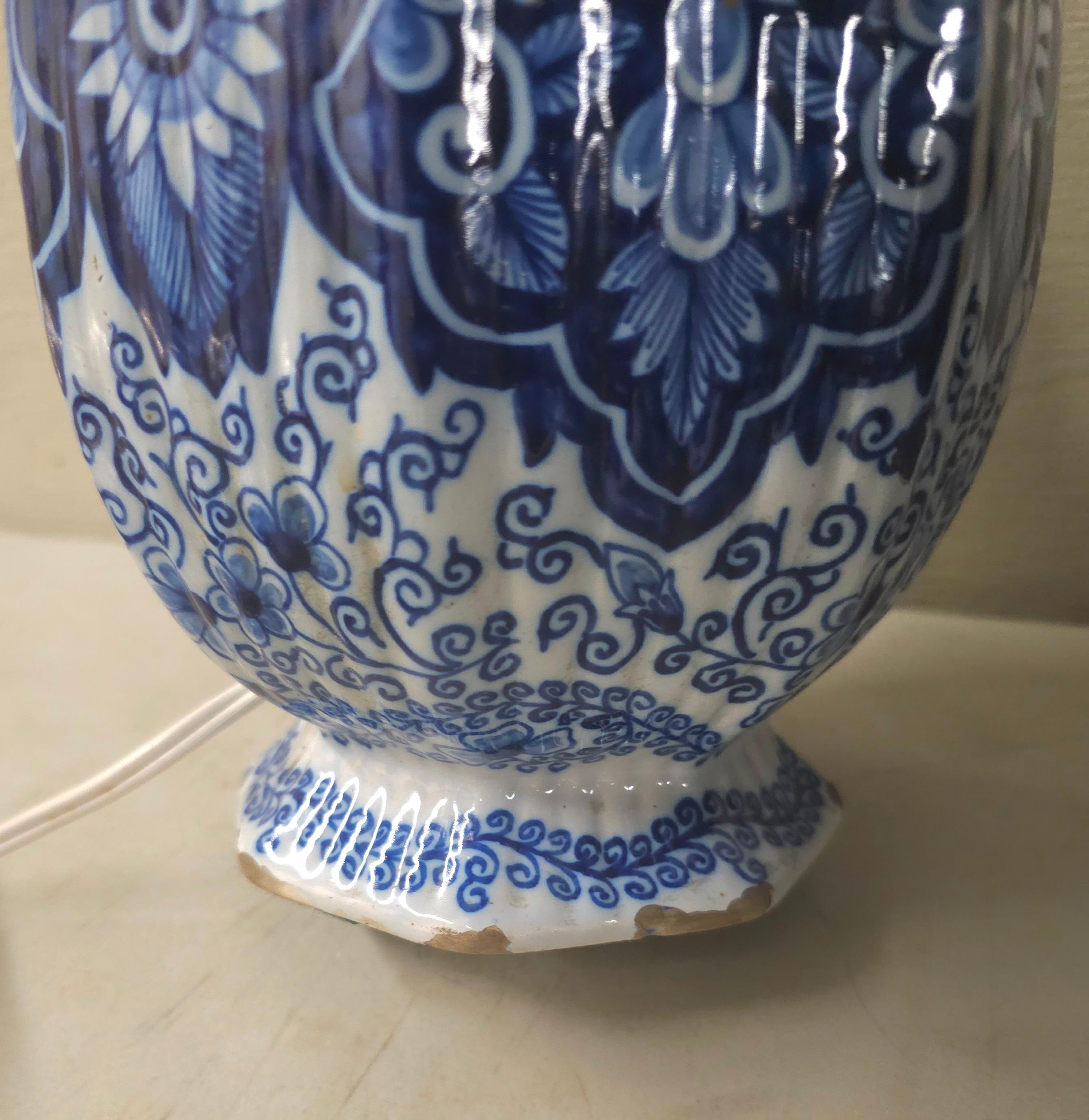 Paire de vases à poser ou suspendre de lampe bleu et blanc Royal Delft du 18e siècle, signés Van Duijn en vente 8