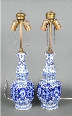 Vasi a lampada in bianco e blu di Royal Delft del XVIII secolo, coppia firmata Van Duijn