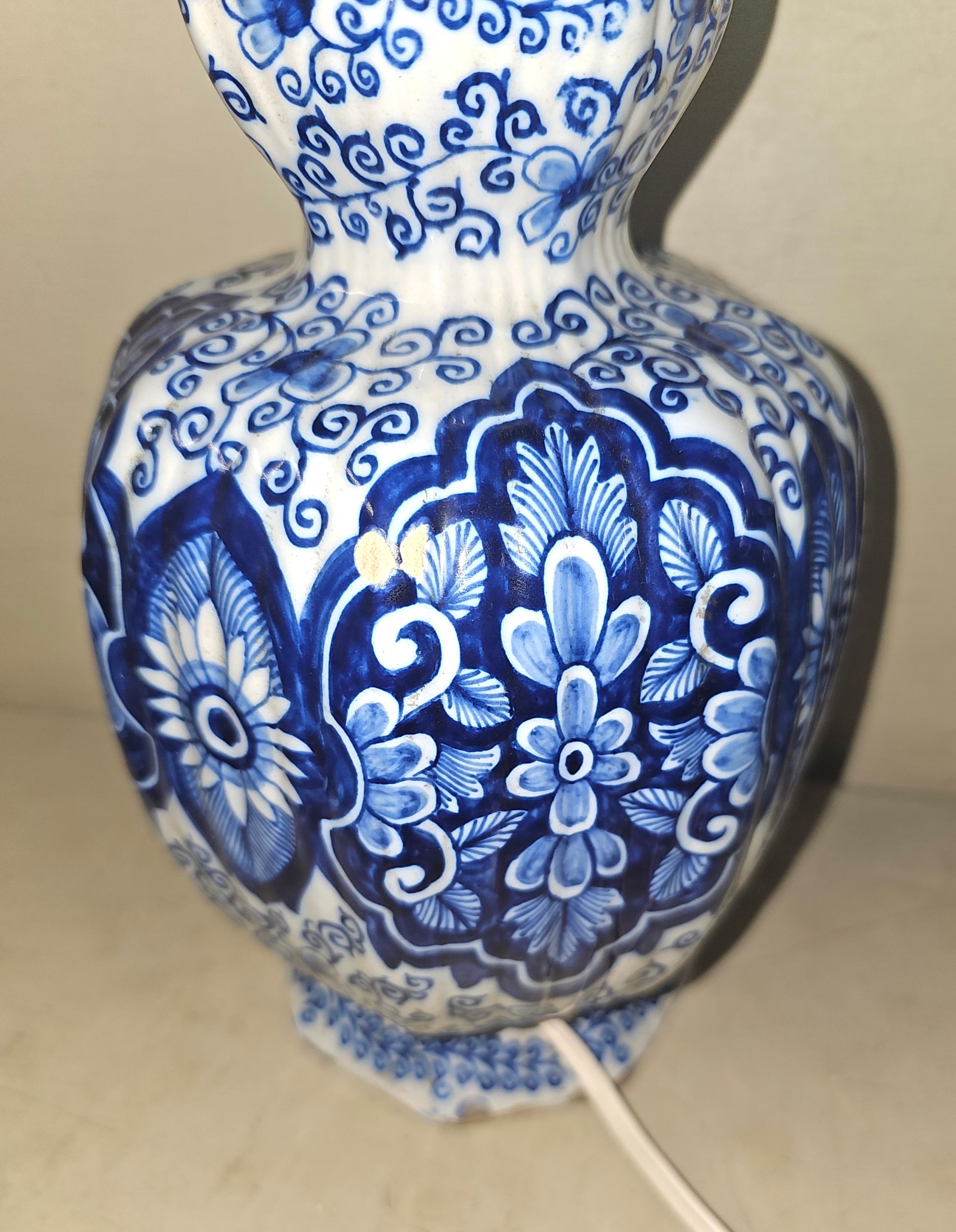 XVIIIe siècle Paire de vases à poser ou suspendre de lampe bleu et blanc Royal Delft du 18e siècle, signés Van Duijn en vente