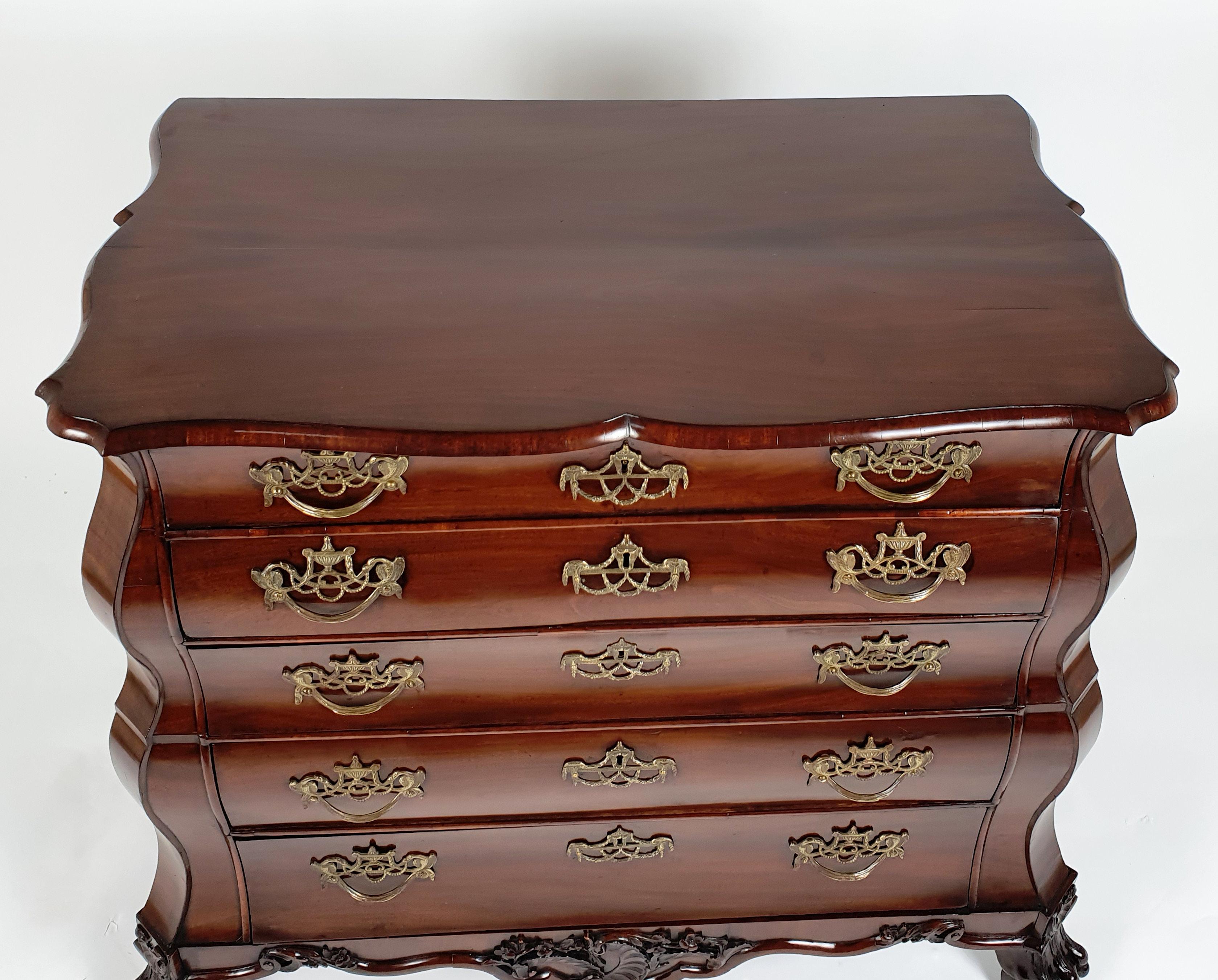 18th Century Dutch Figured Mahogany Bombe Shaped Chest In Good Condition In London, west Sussex
