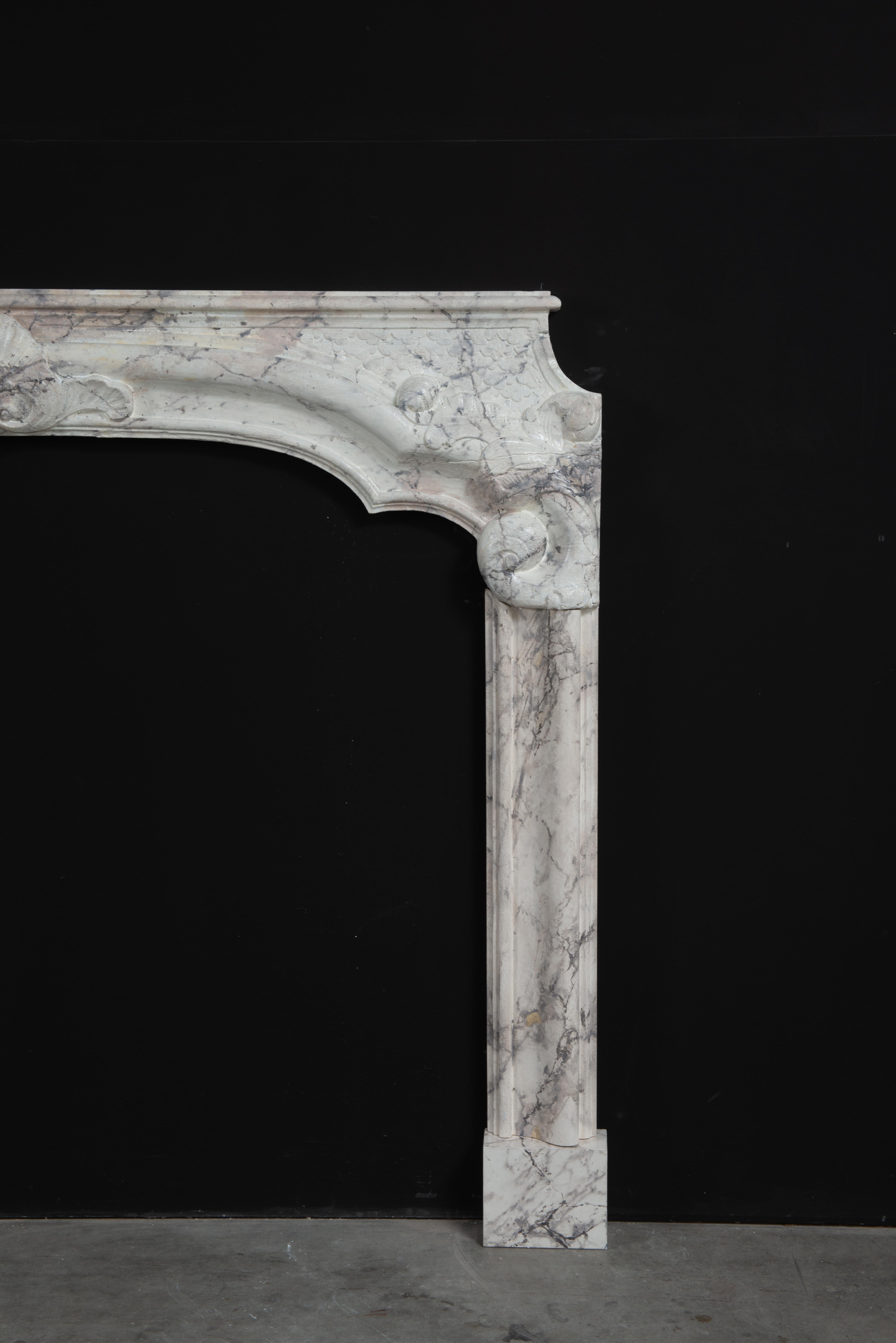 18th C. Dutch Louis XIV Fireplace Mantel In Good Condition For Sale In Haarlem, Noord-Holland